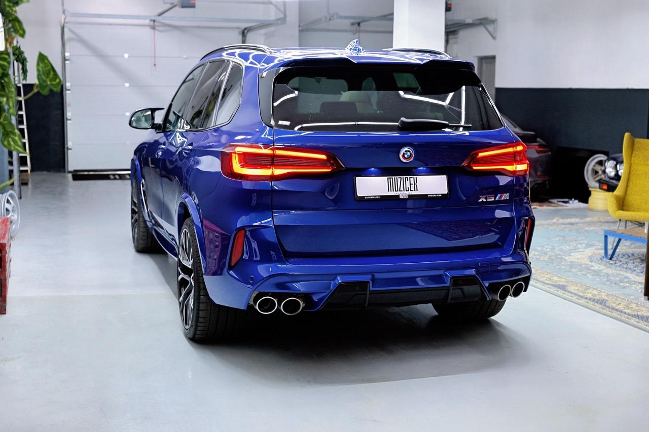 2022 BMW X5 M, tmavomodrá suv, 29 800 km