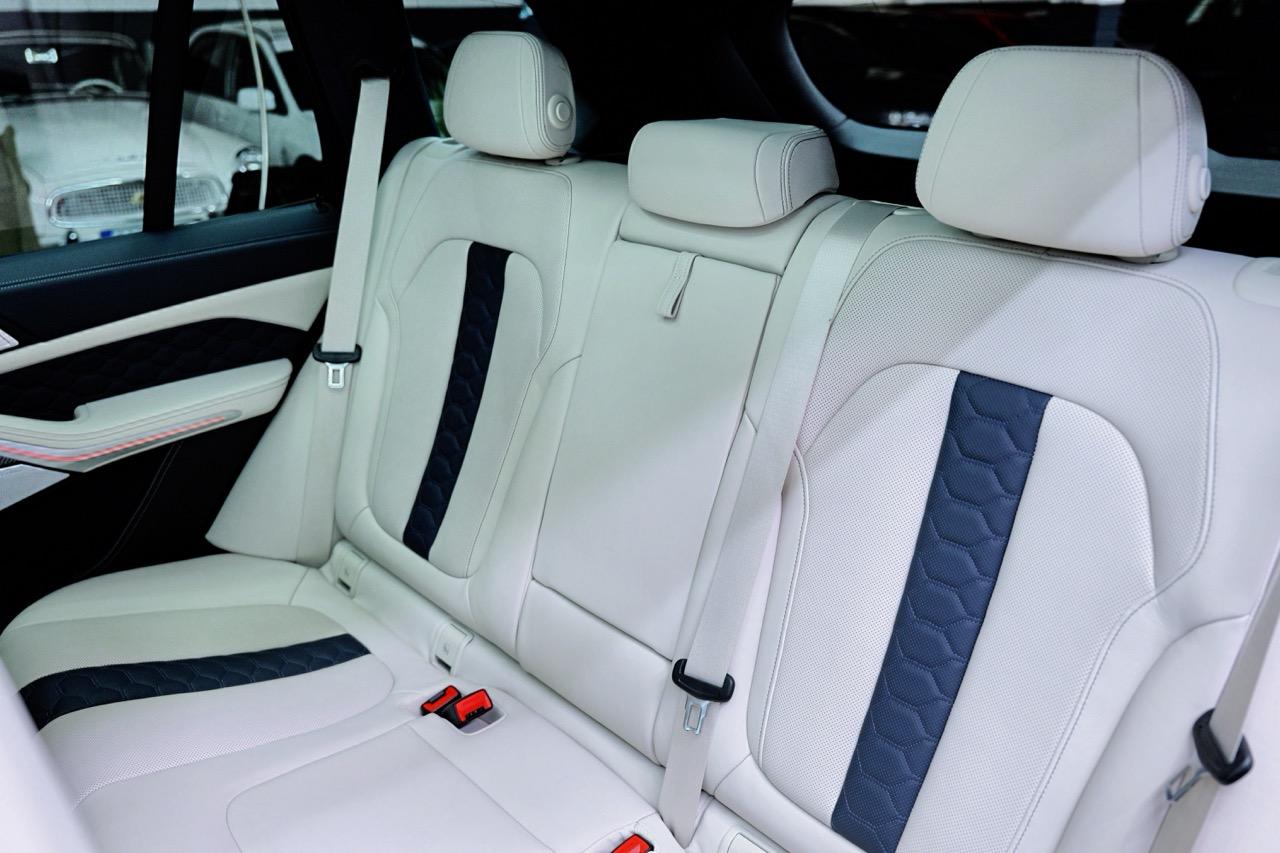 2022 BMW X5 M, tmavomodrá suv, 29 800 km