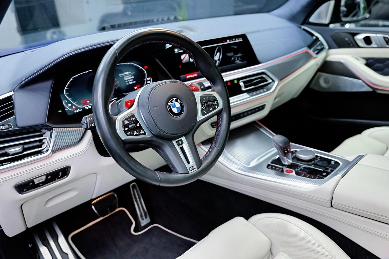 2022 BMW X5 M, tmavomodrá suv, 29 800 km
