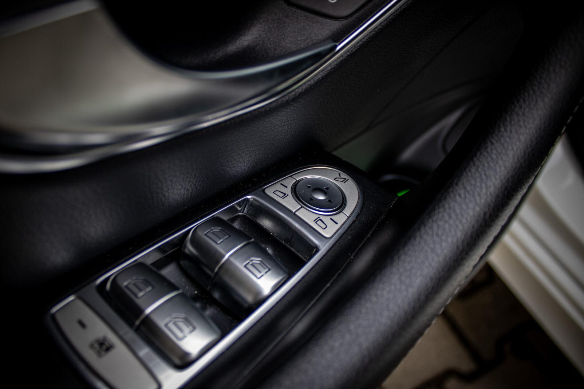 2018 Mercedes-Benz E 400d, biela sedan, 142 796 km