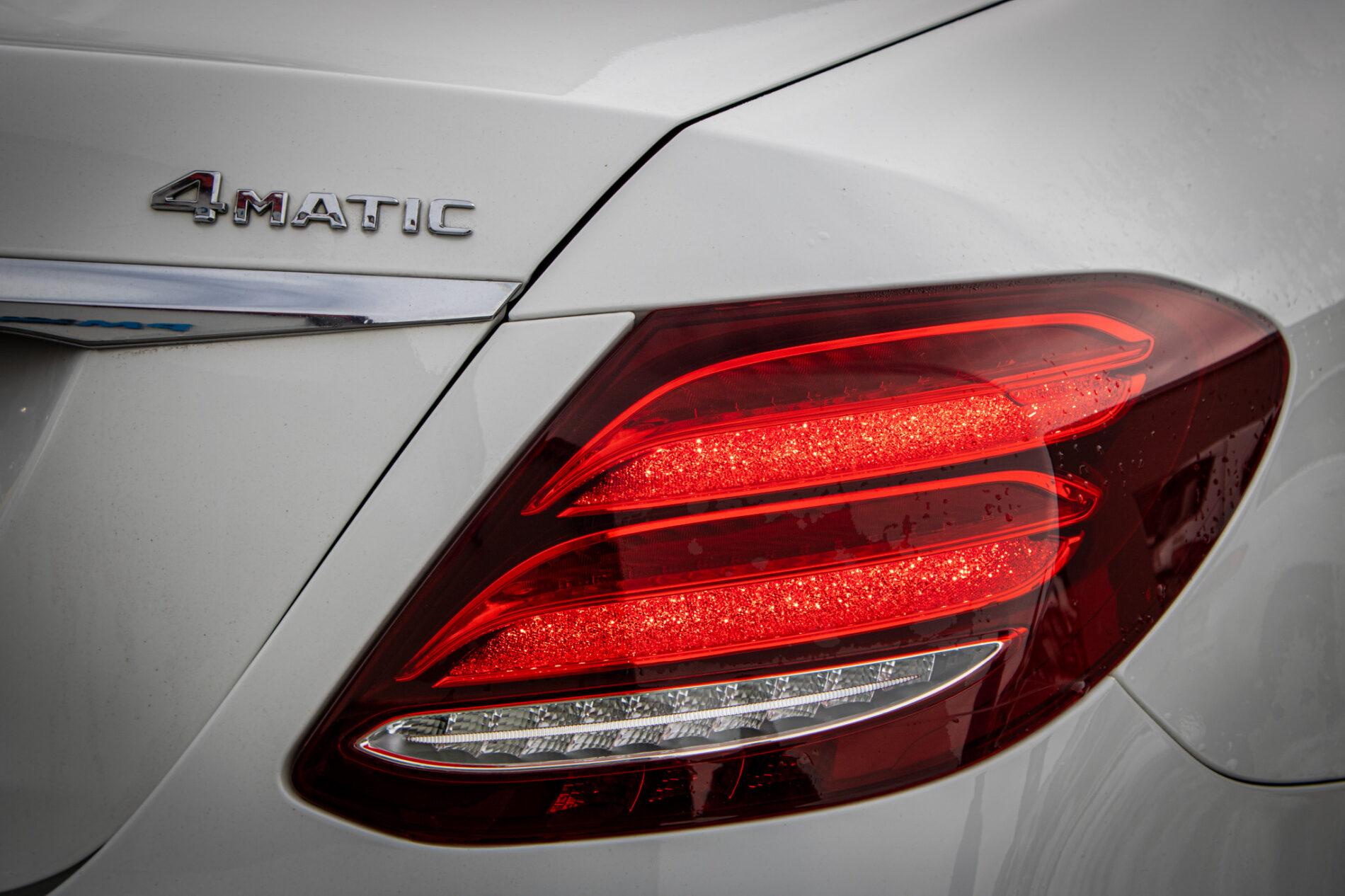2018 Mercedes-Benz E 400d, biela sedan, 142 796 km