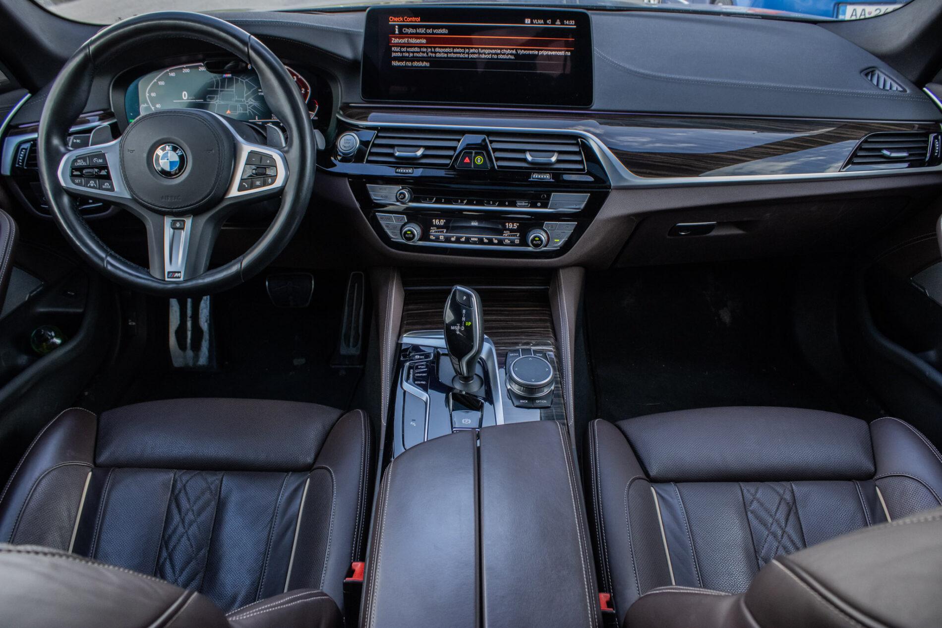 2021 BMW 540d, sivá sedan, 46 152 km