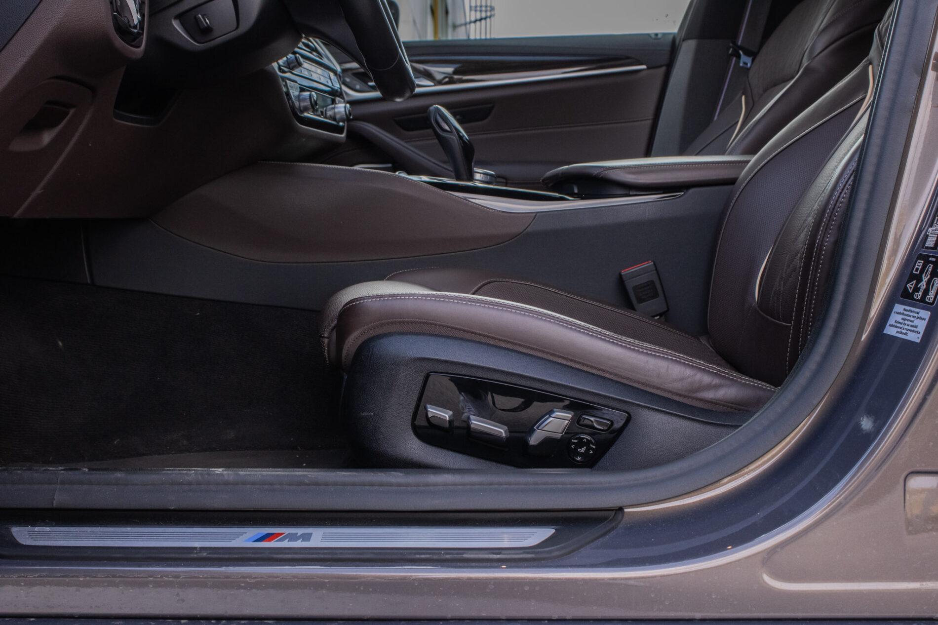 2021 BMW 540d, sivá sedan, 46 152 km