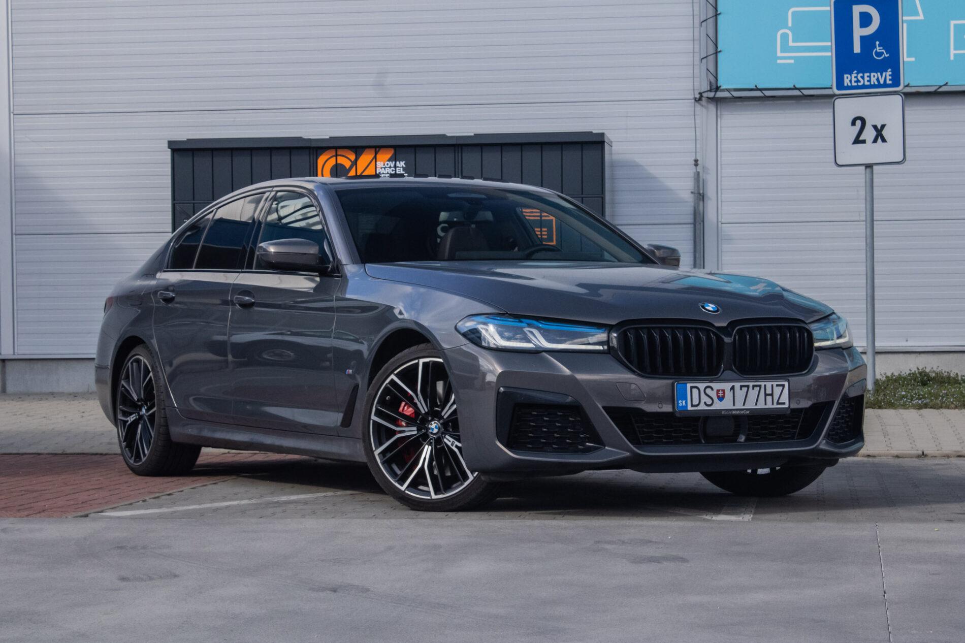 2021 BMW 540d, sivá sedan, 46 152 km