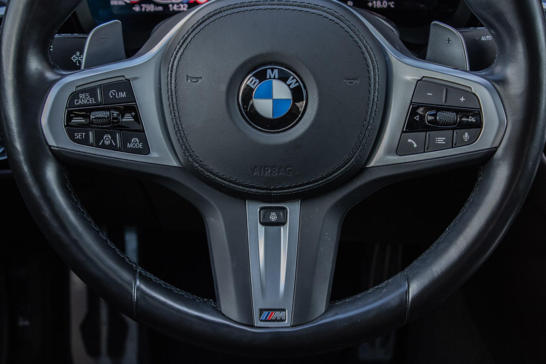 2021 BMW 540d, sivá sedan, 46 152 km