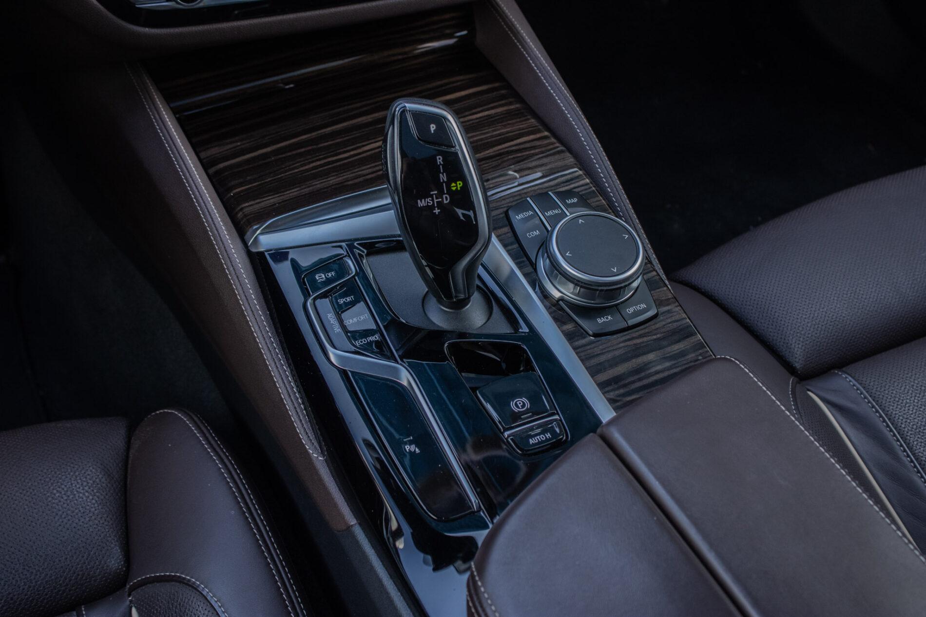 2021 BMW 540d, sivá sedan, 46 152 km