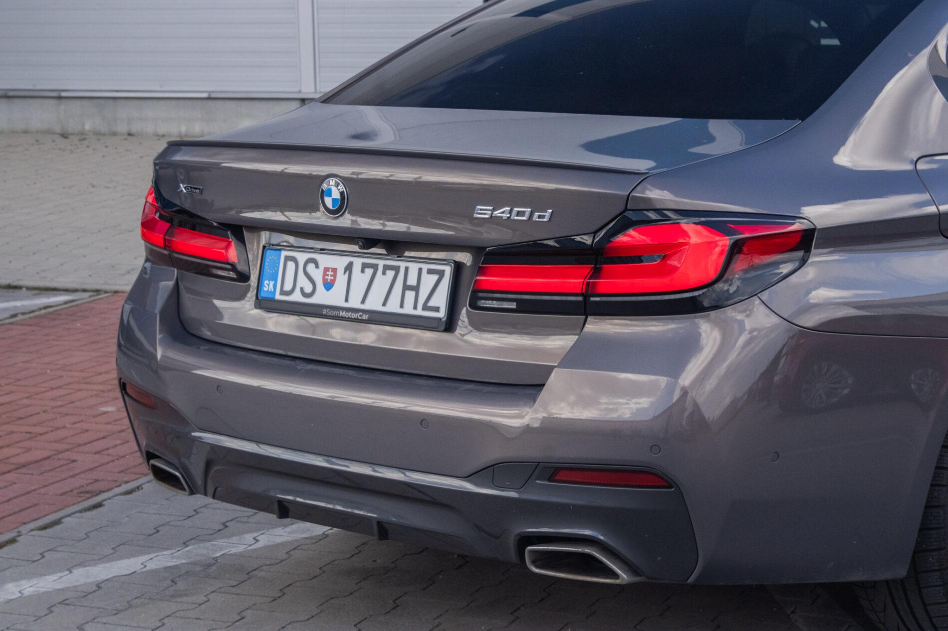 2021 BMW 540d, sivá sedan, 46 152 km