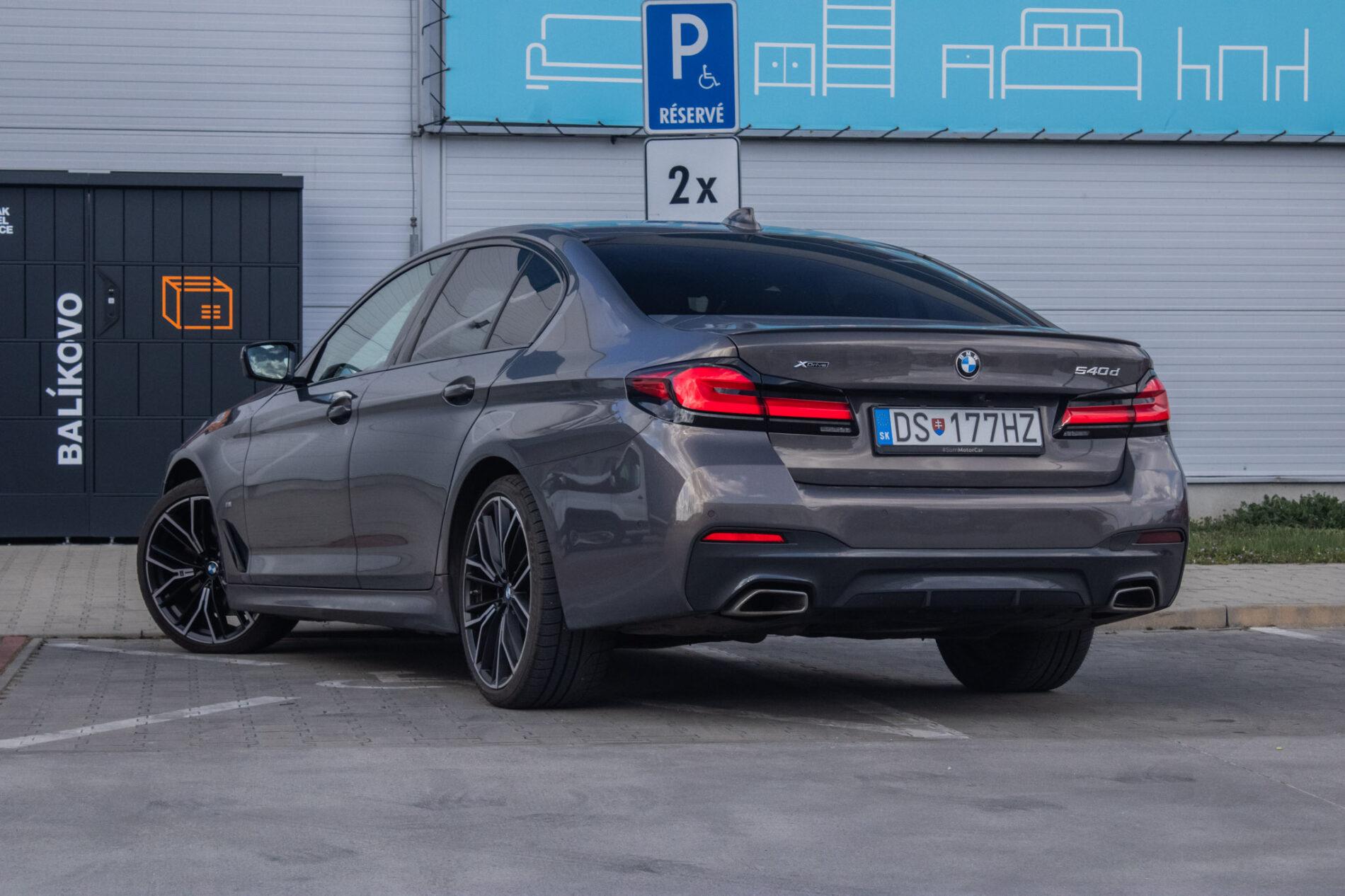 2021 BMW 540d, sivá sedan, 46 152 km