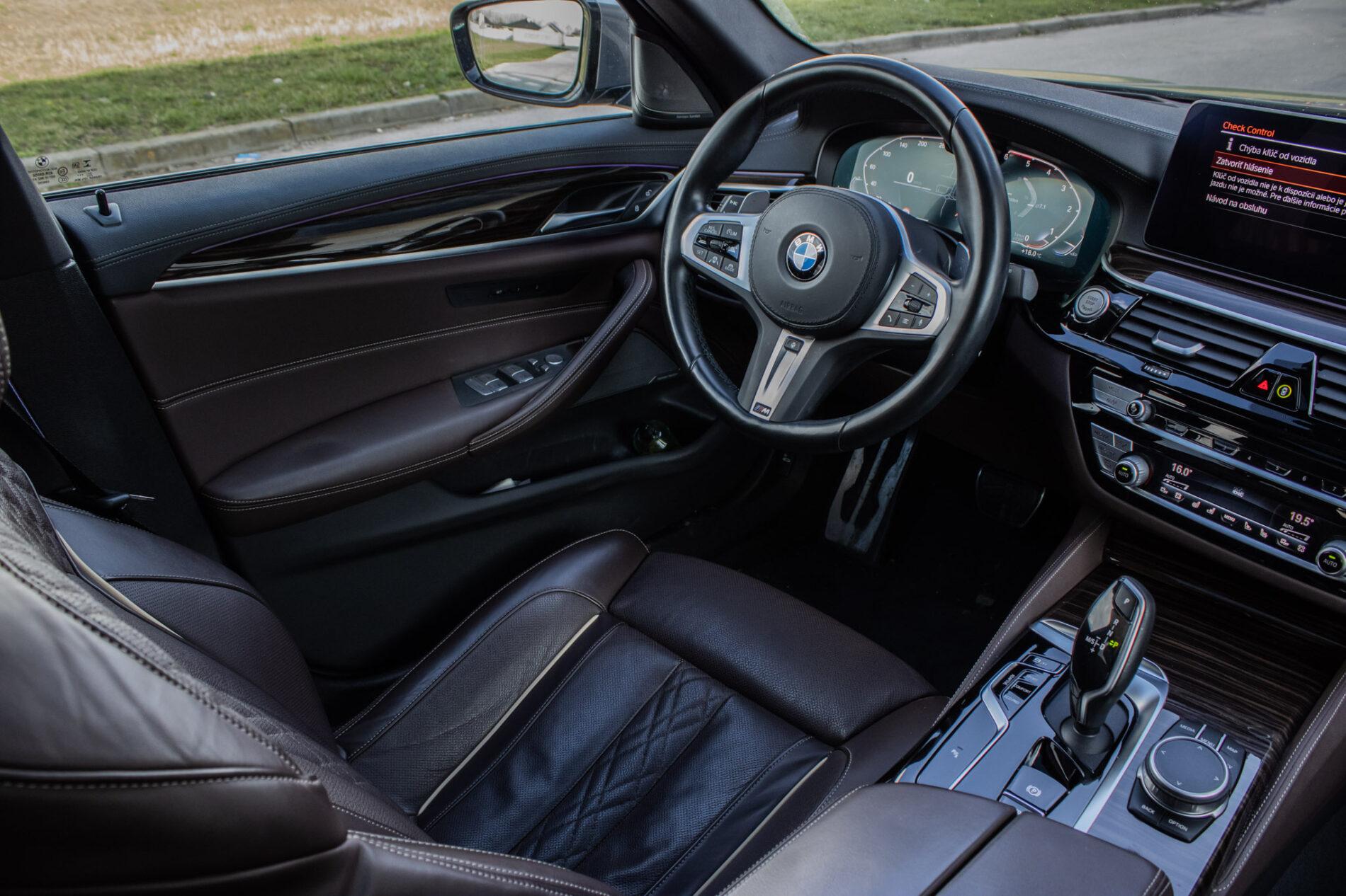 2021 BMW 540d, sivá sedan, 46 152 km