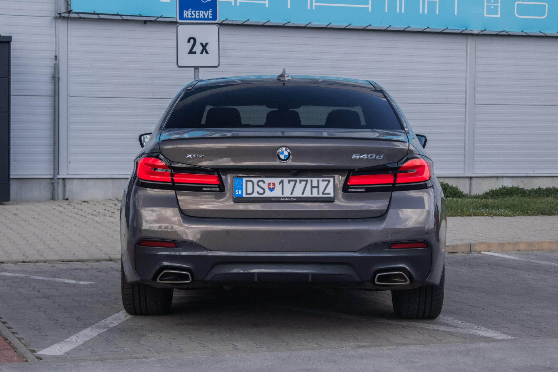 2021 BMW 540d, sivá sedan, 46 152 km