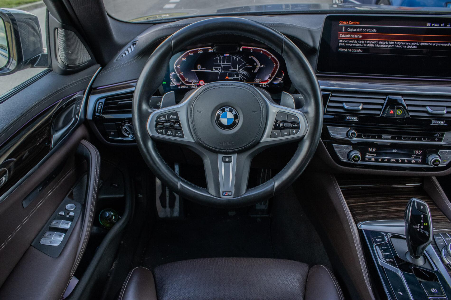 2021 BMW 540d, sivá sedan, 46 152 km