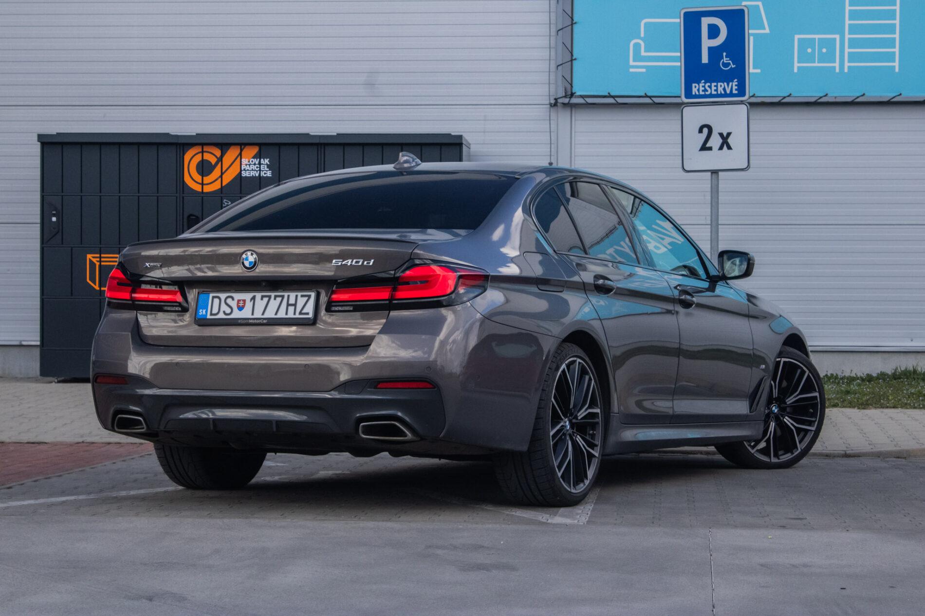 2021 BMW 540d, sivá sedan, 46 152 km