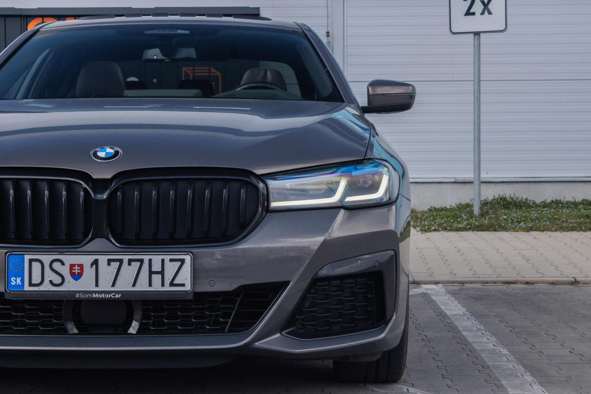 2021 BMW 540d, sivá sedan, 46 152 km