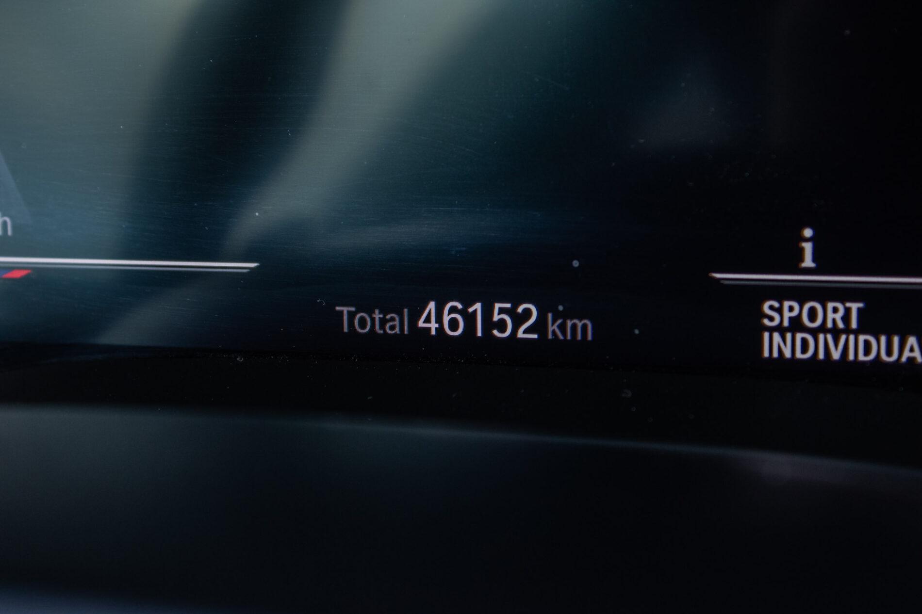 2021 BMW 540d, sivá sedan, 46 152 km