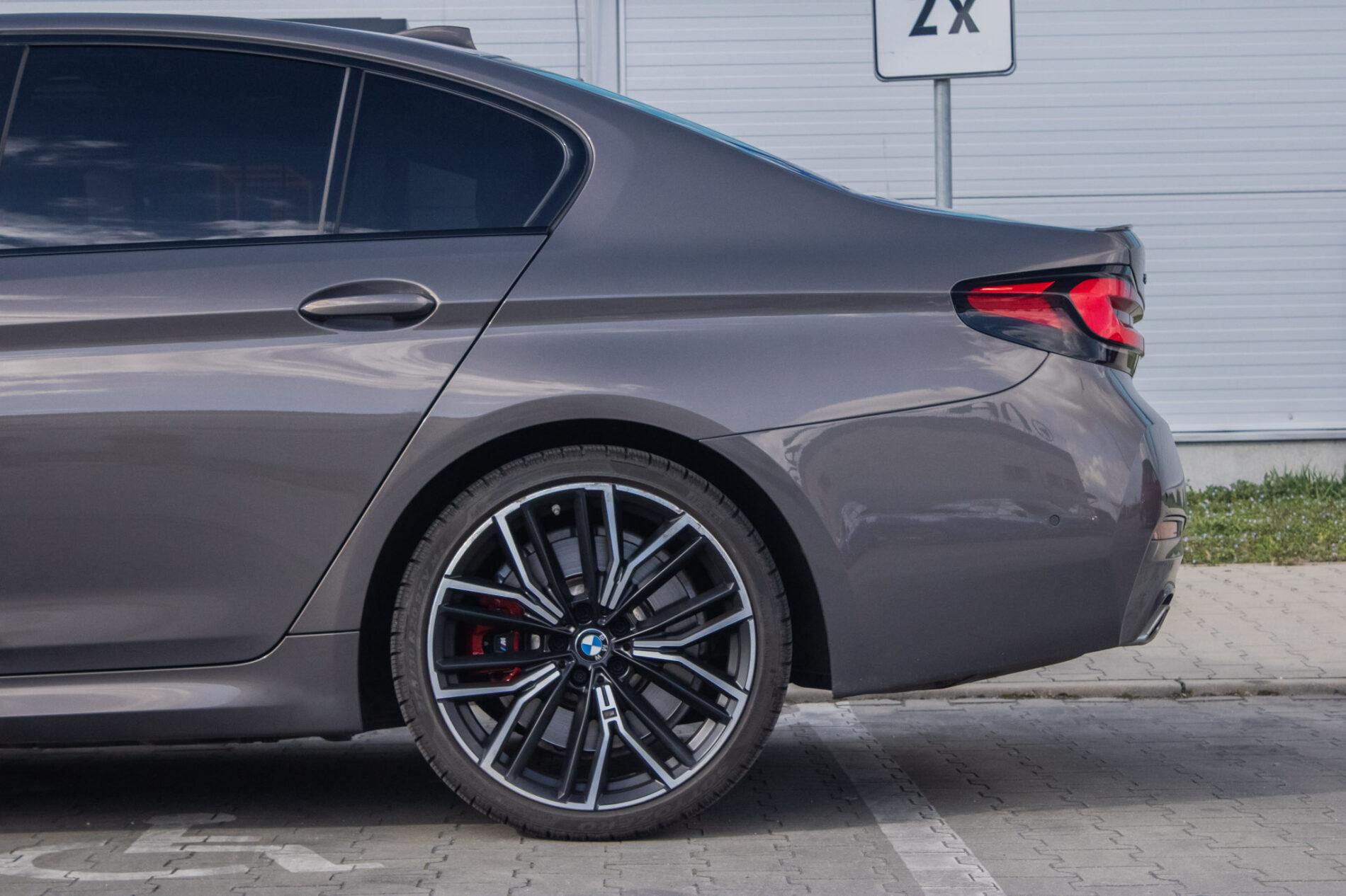 2021 BMW 540d, sivá sedan, 46 152 km