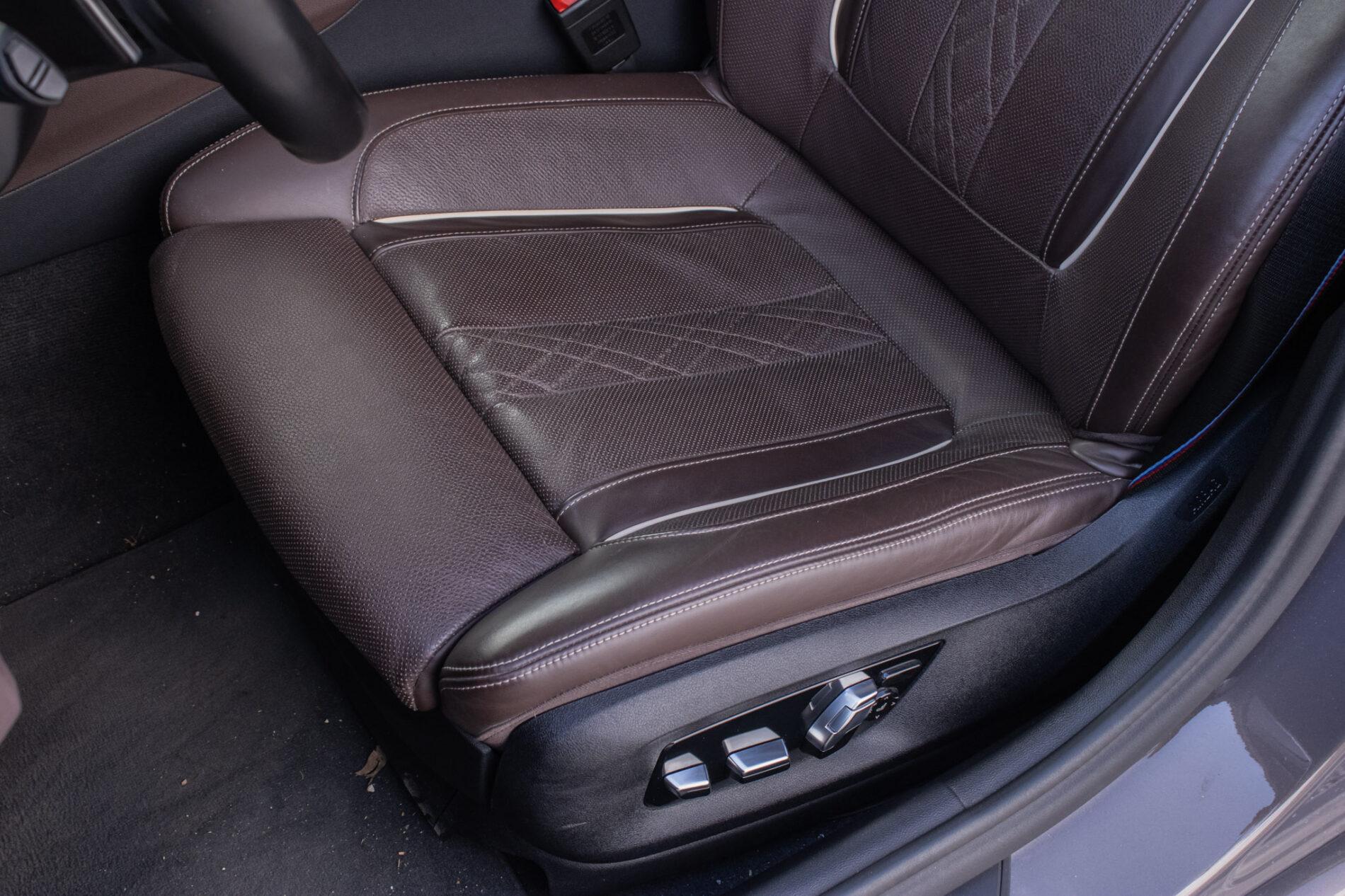 2021 BMW 540d, sivá sedan, 46 152 km