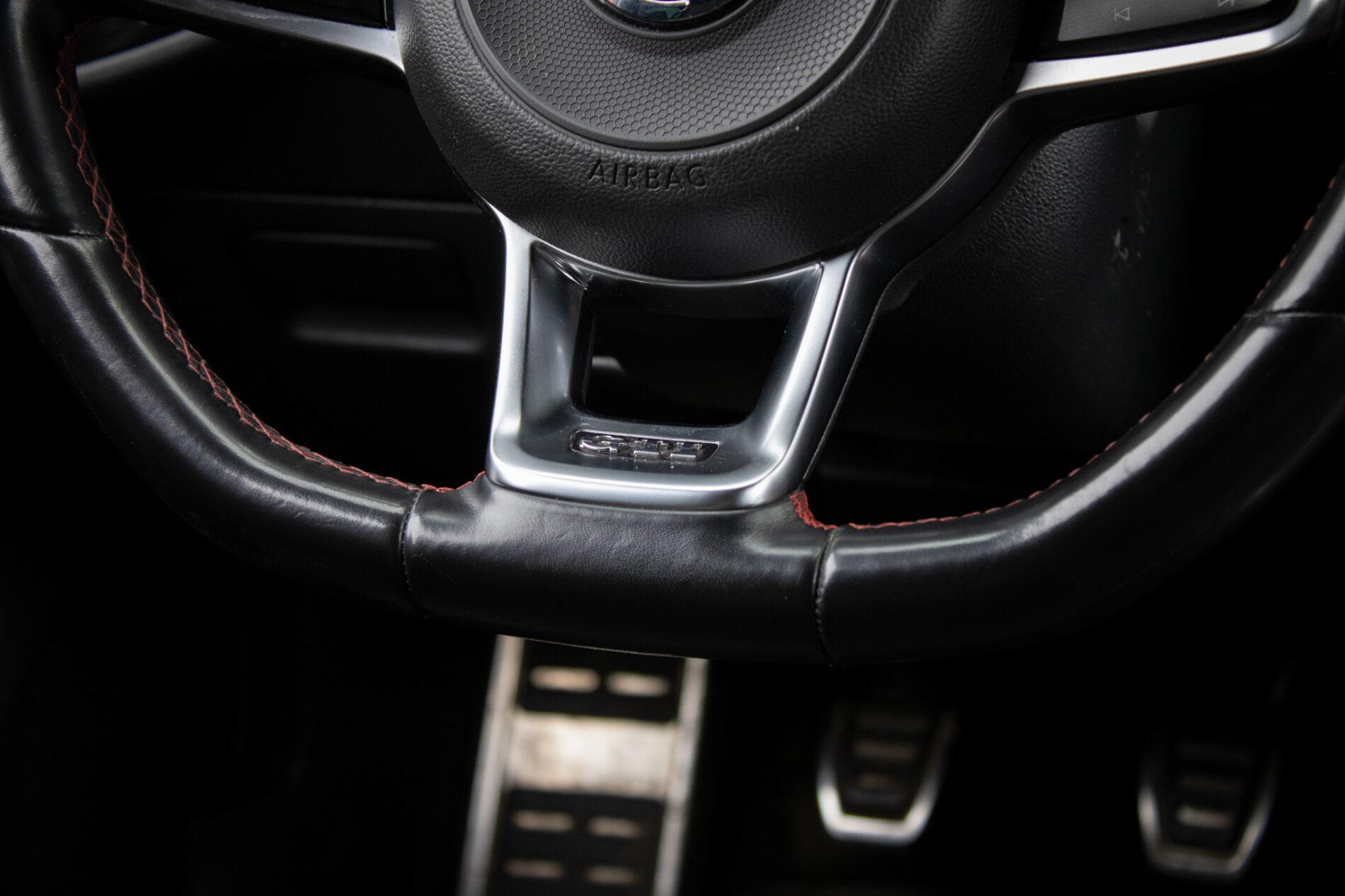 2018 Volkswagen Golf GTI, červená hatchback, 160 435 km