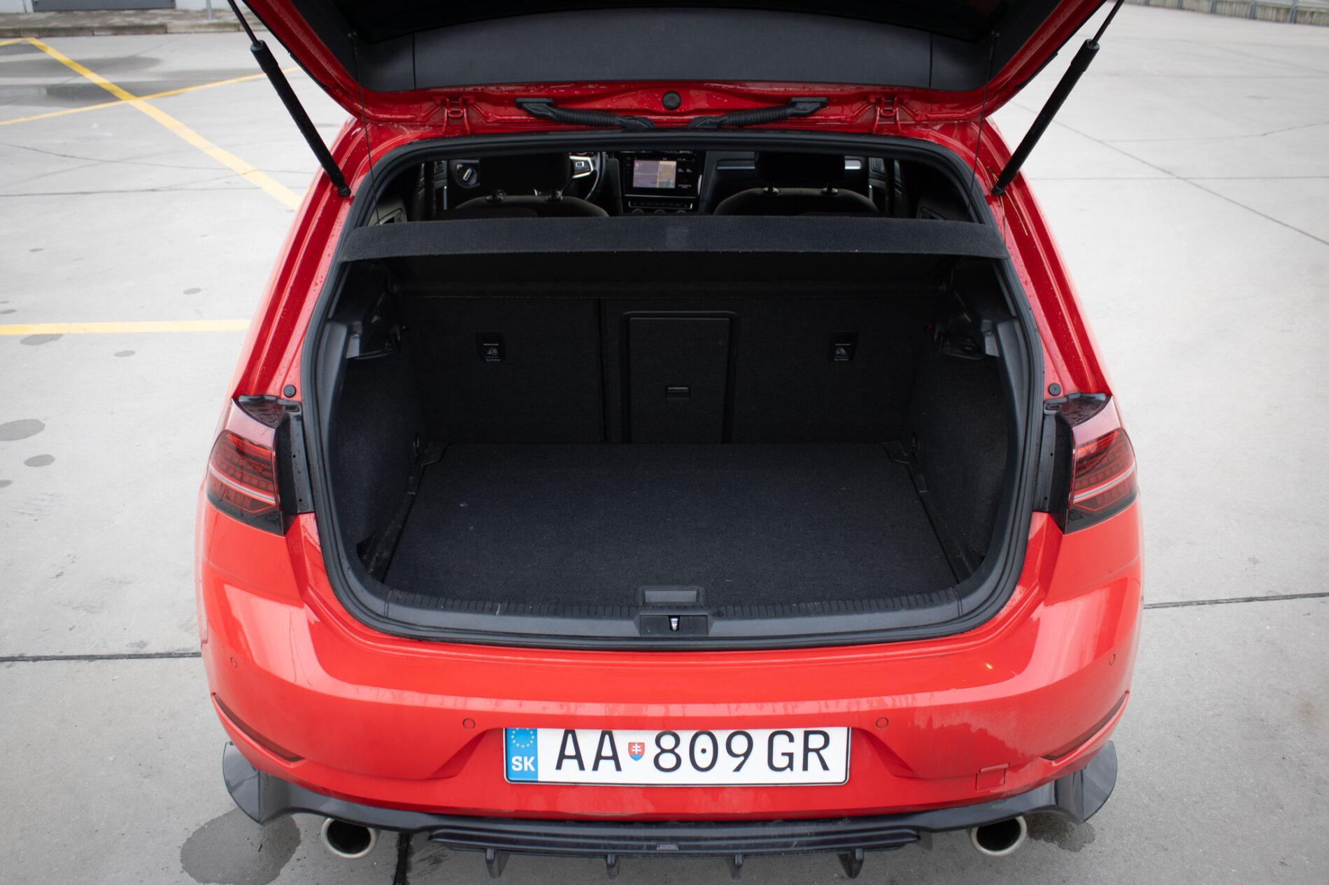 2018 Volkswagen Golf GTI, červená hatchback, 160 435 km