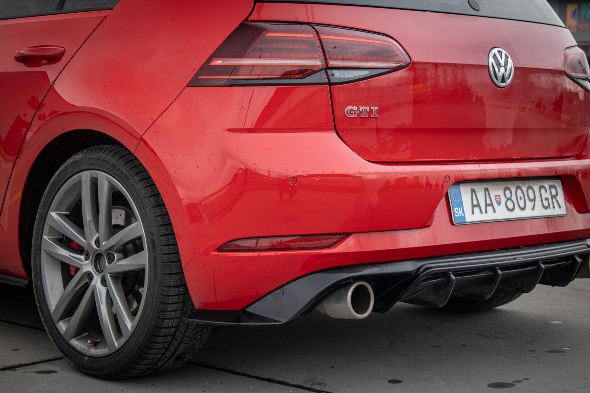 2018 Volkswagen Golf GTI, červená hatchback, 160 435 km