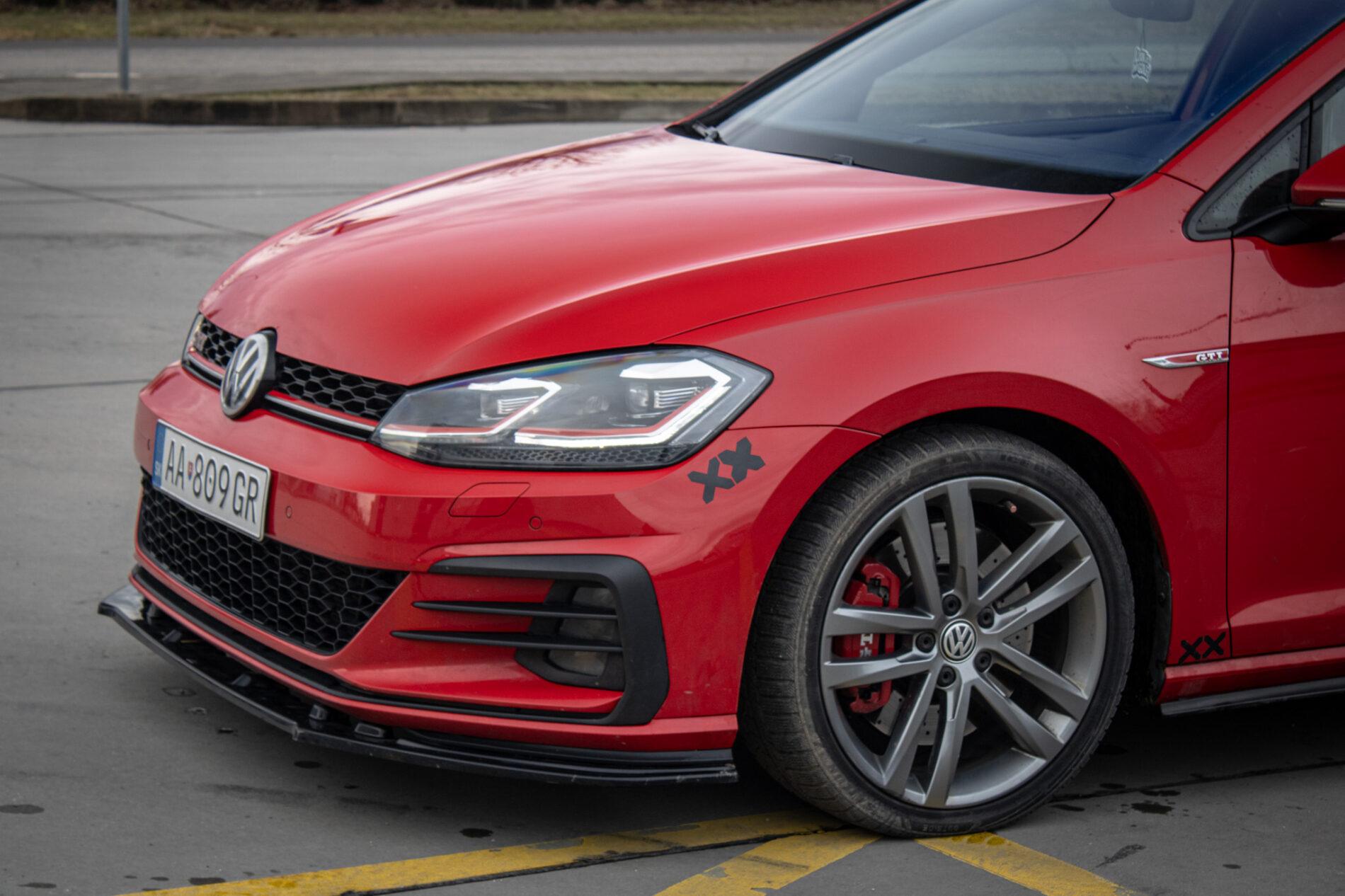 2018 Volkswagen Golf GTI, červená hatchback, 160 435 km