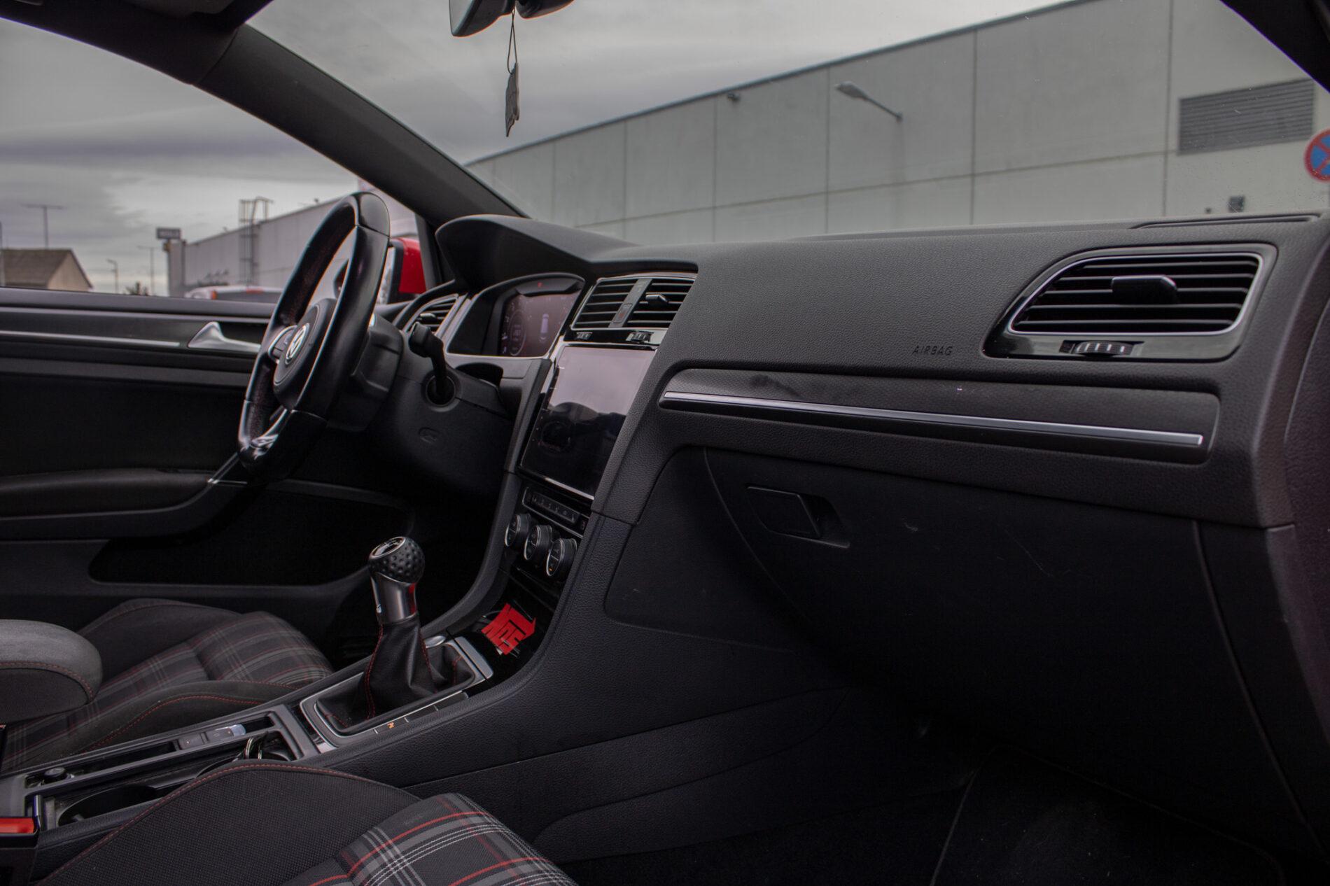 2018 Volkswagen Golf GTI, červená hatchback, 160 435 km