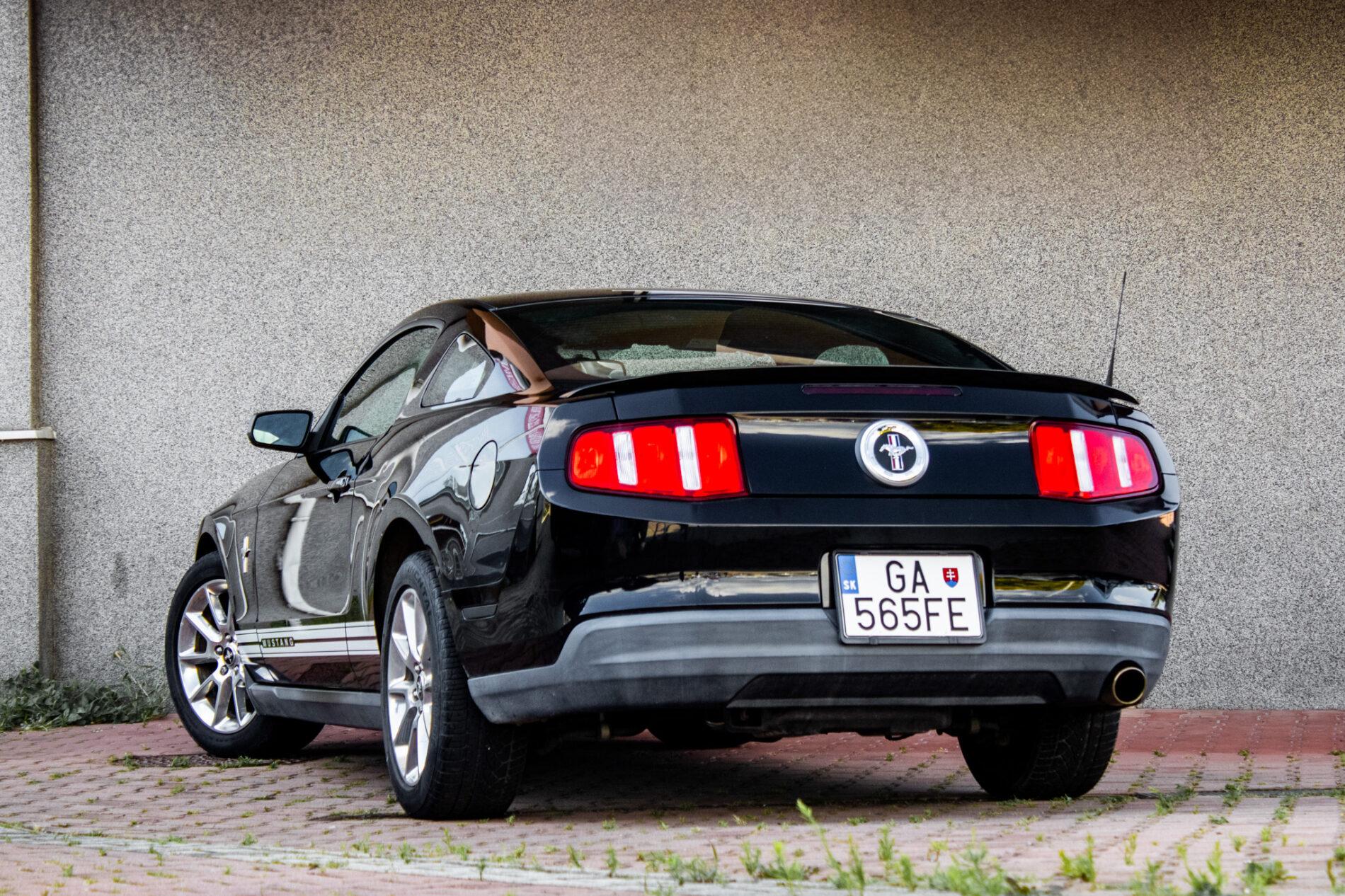 2010 Ford Mustang, čierna kupé, 193 470 km