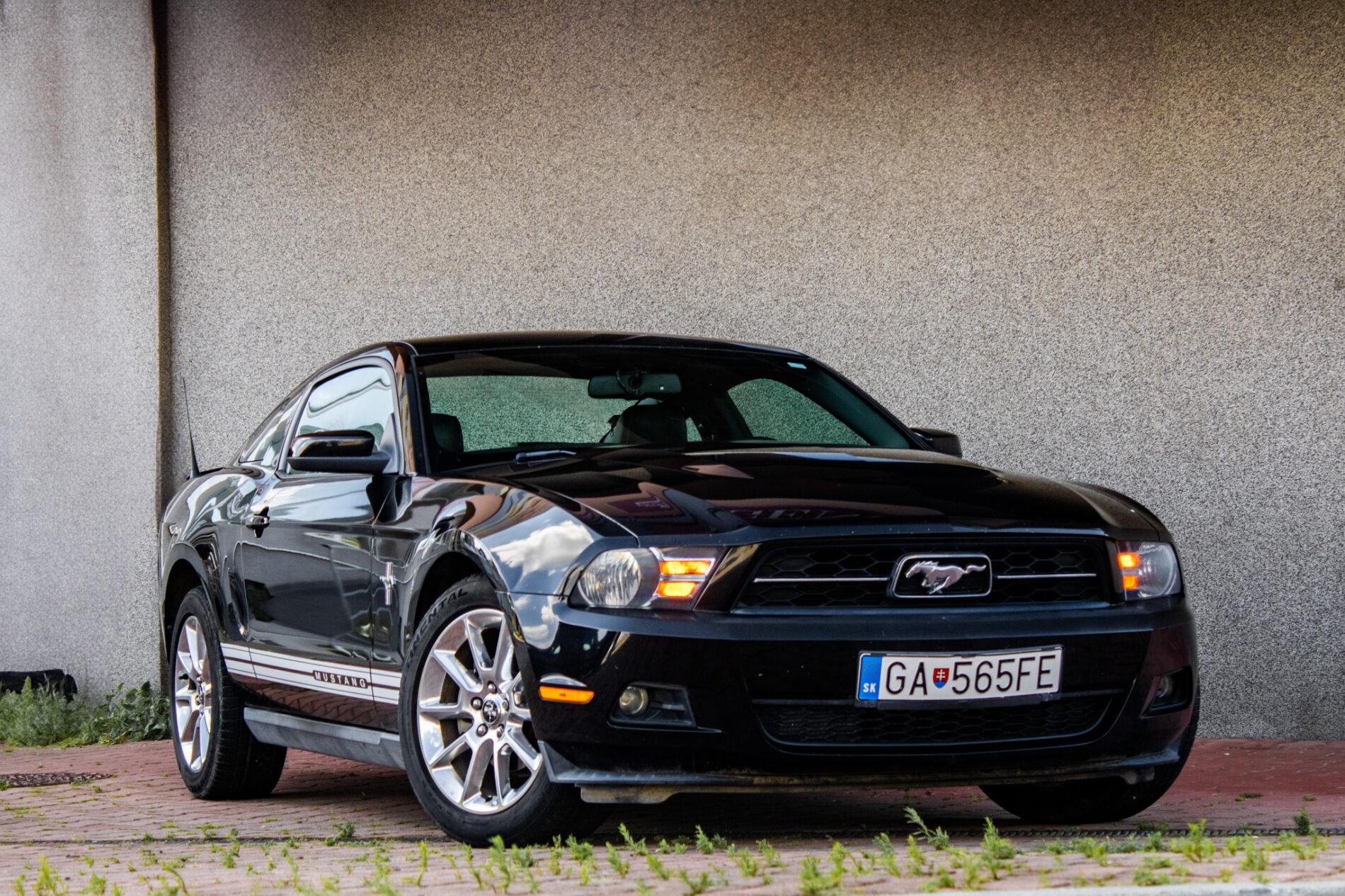 2010 Ford Mustang, čierna kupé, 193 470 km