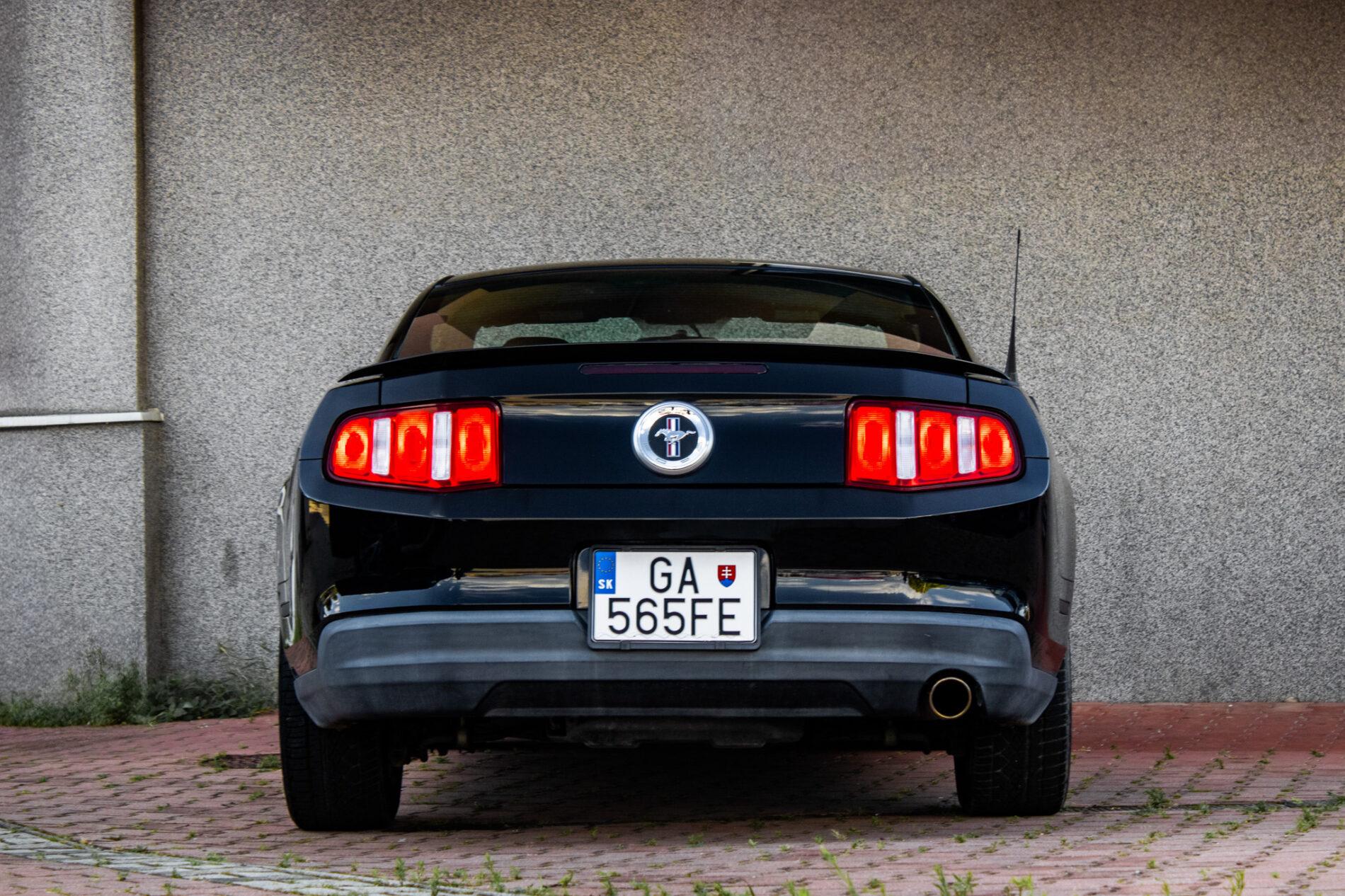 2010 Ford Mustang, čierna kupé, 193 470 km