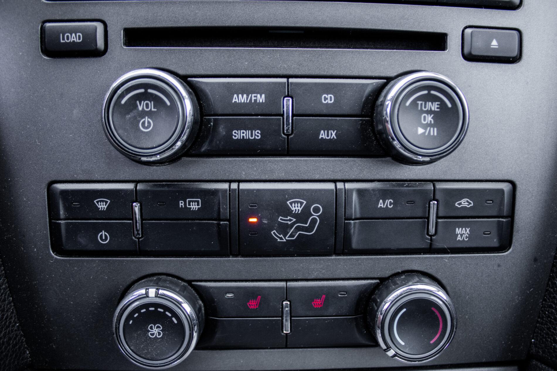 2010 Ford Mustang, čierna kupé, 193 470 km