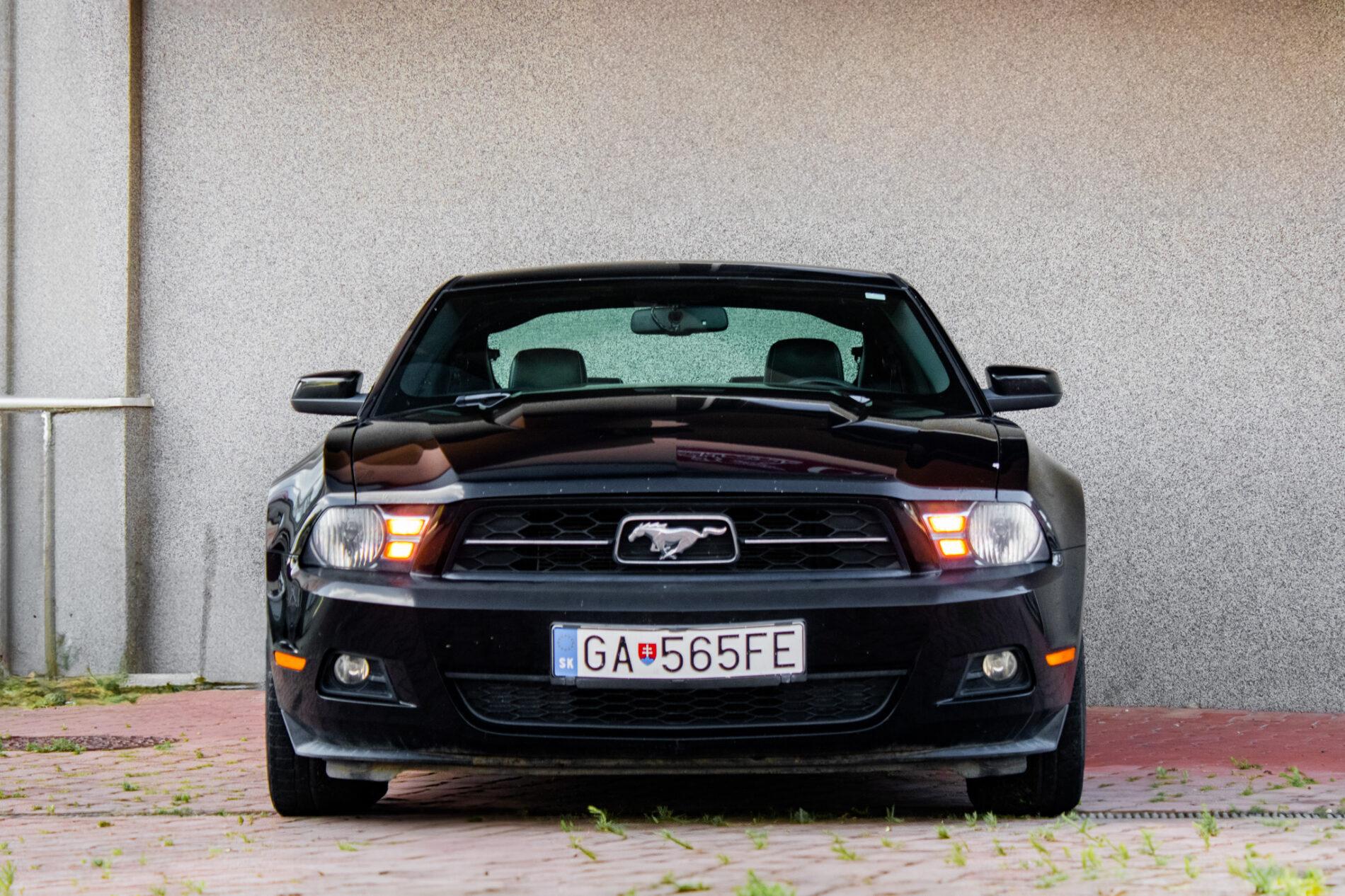 2010 Ford Mustang, čierna kupé, 193 470 km
