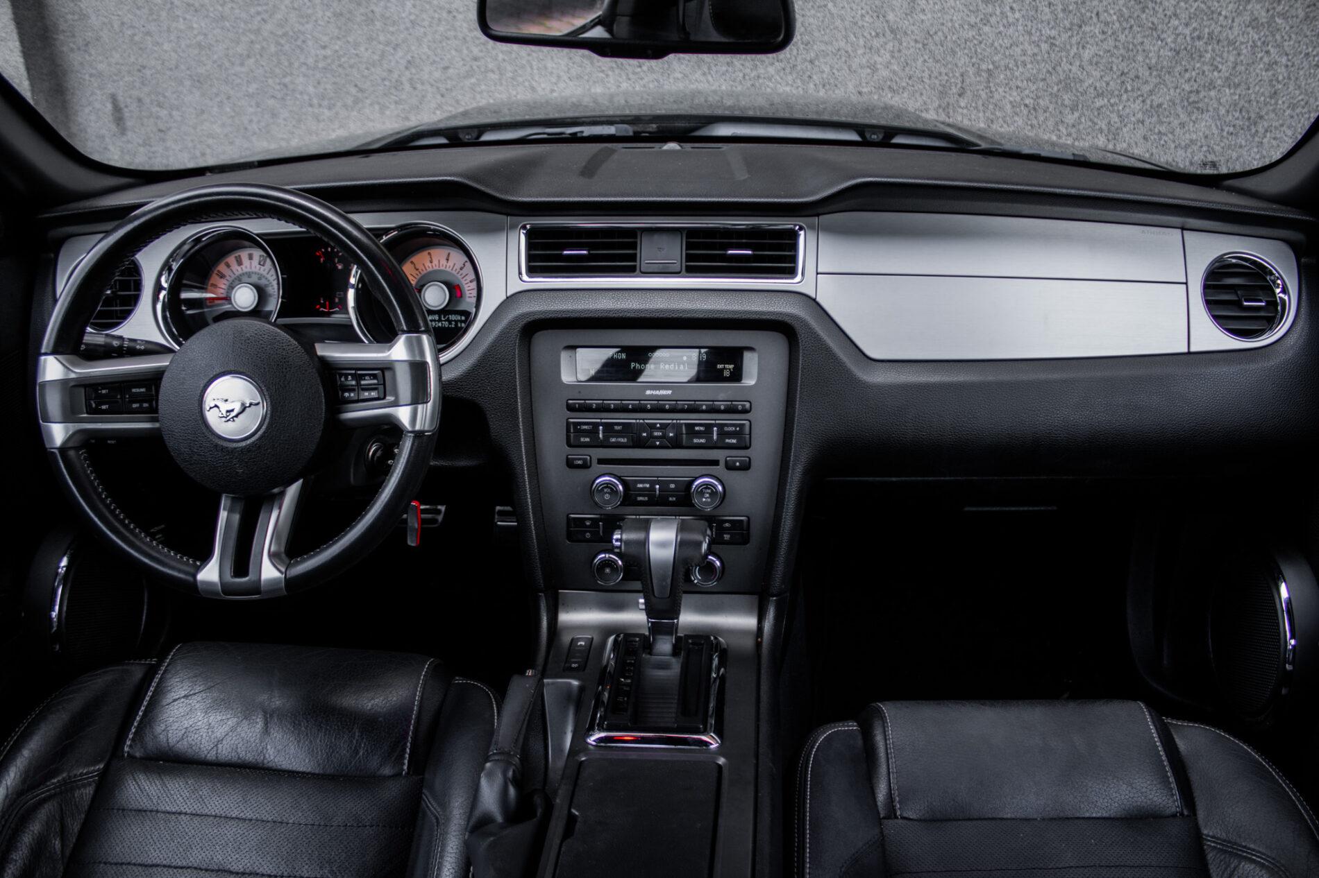 2010 Ford Mustang, čierna kupé, 193 470 km