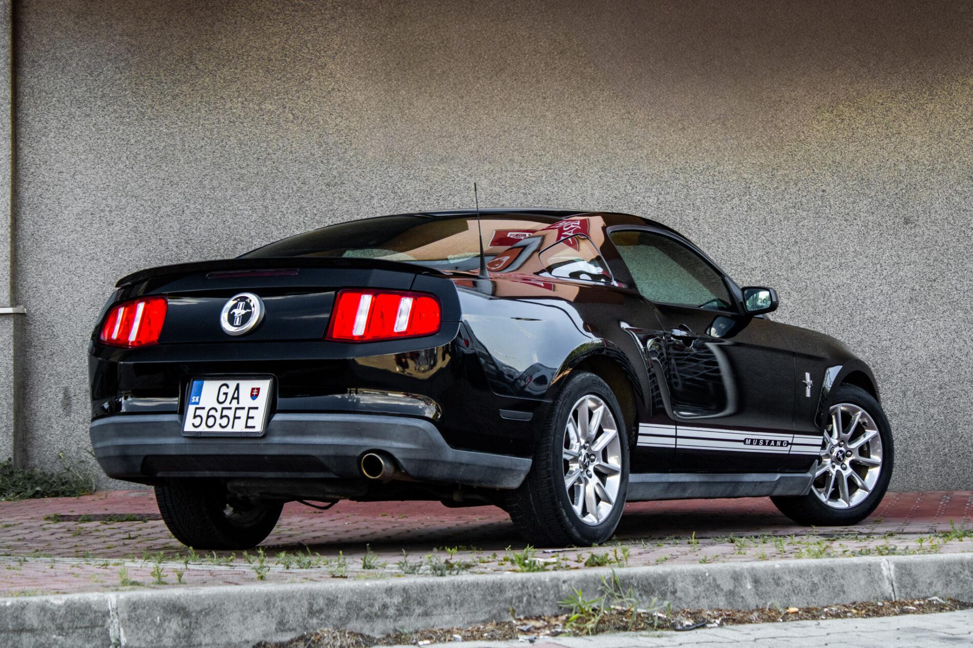 2010 Ford Mustang, čierna kupé, 193 470 km