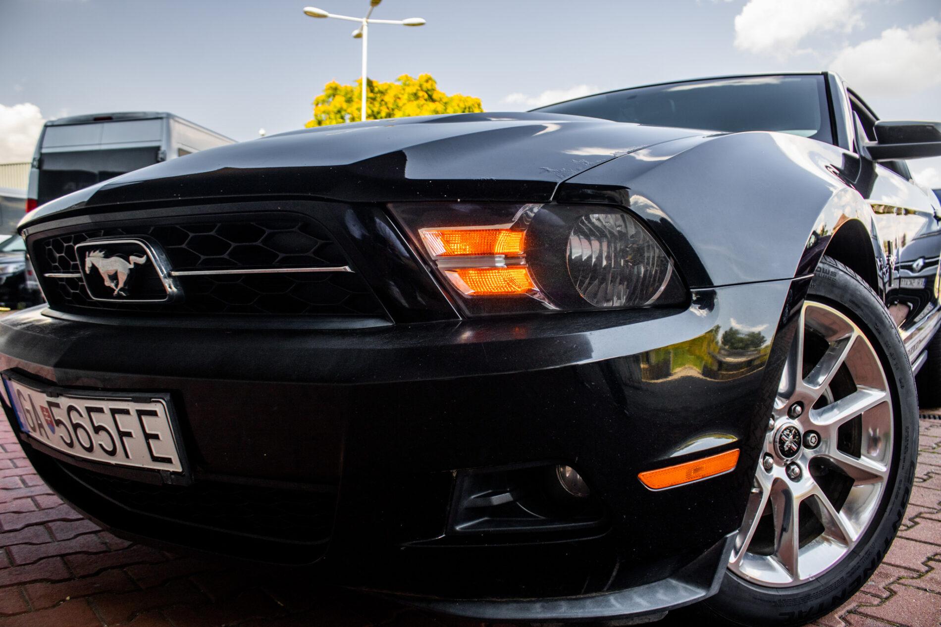 2010 Ford Mustang, čierna kupé, 193 470 km