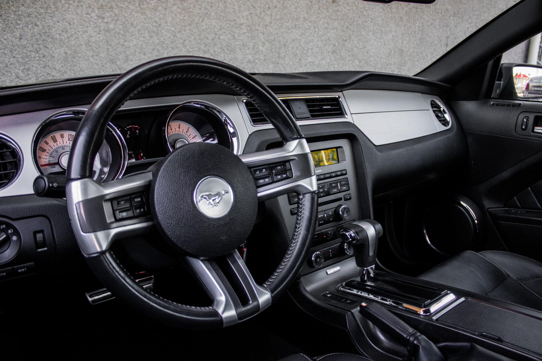2010 Ford Mustang, čierna kupé, 193 470 km