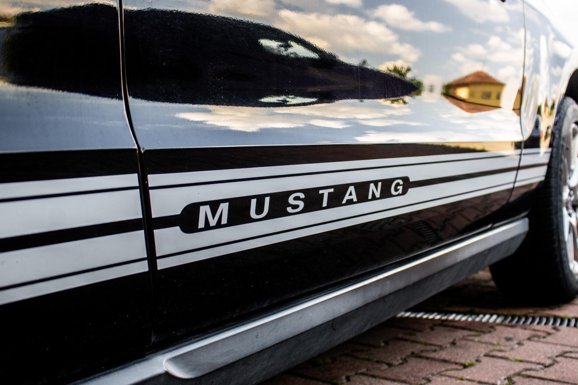 2010 Ford Mustang, čierna kupé, 193 470 km