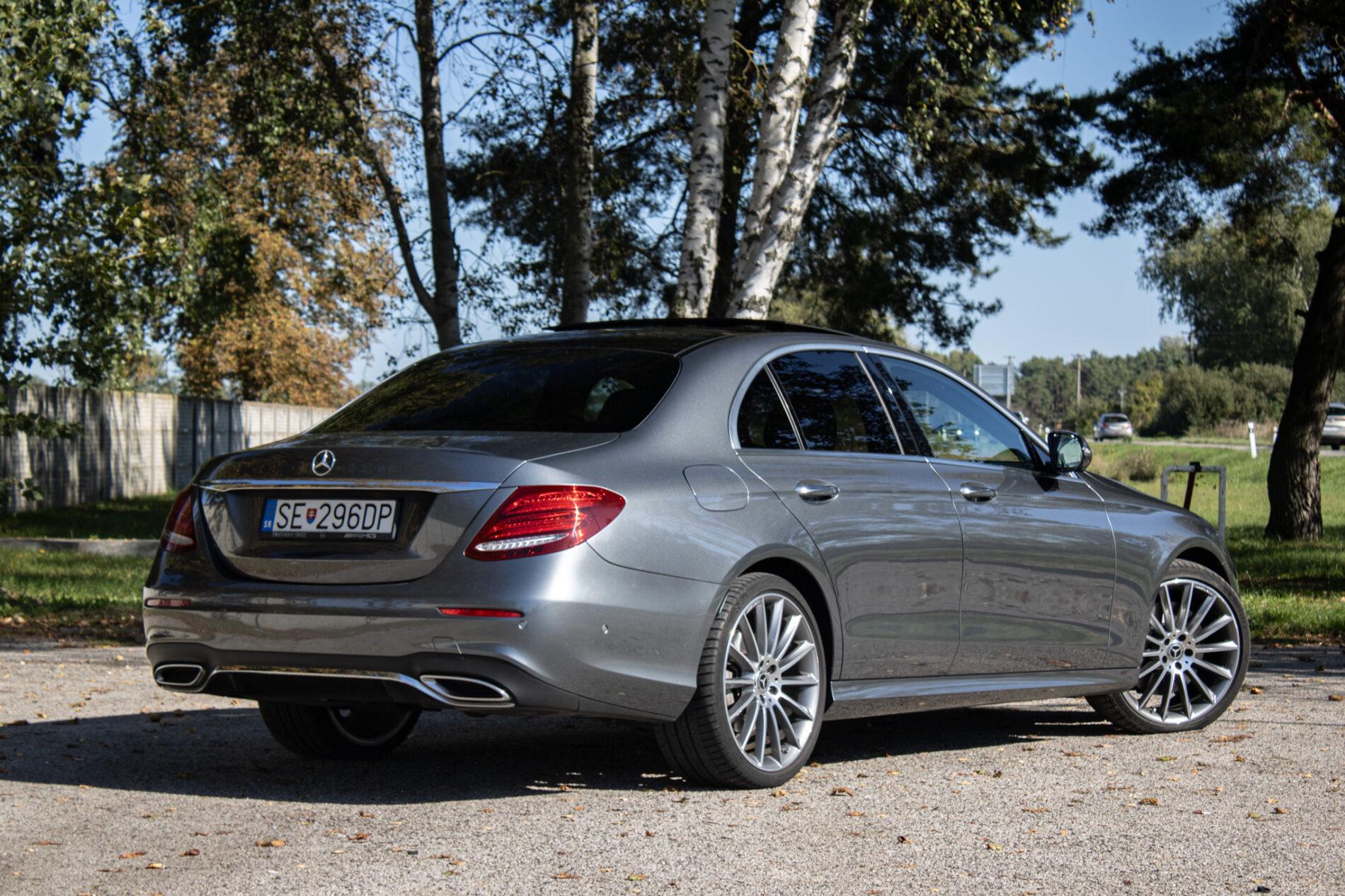 2020 Mercedes-Benz E 400d, sivá sedan, 93 682 km