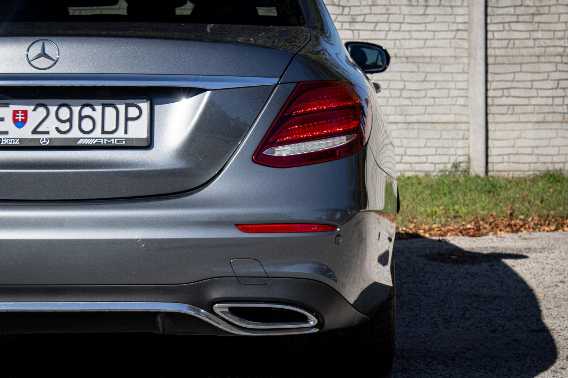2020 Mercedes-Benz E 400d, sivá sedan, 93 682 km