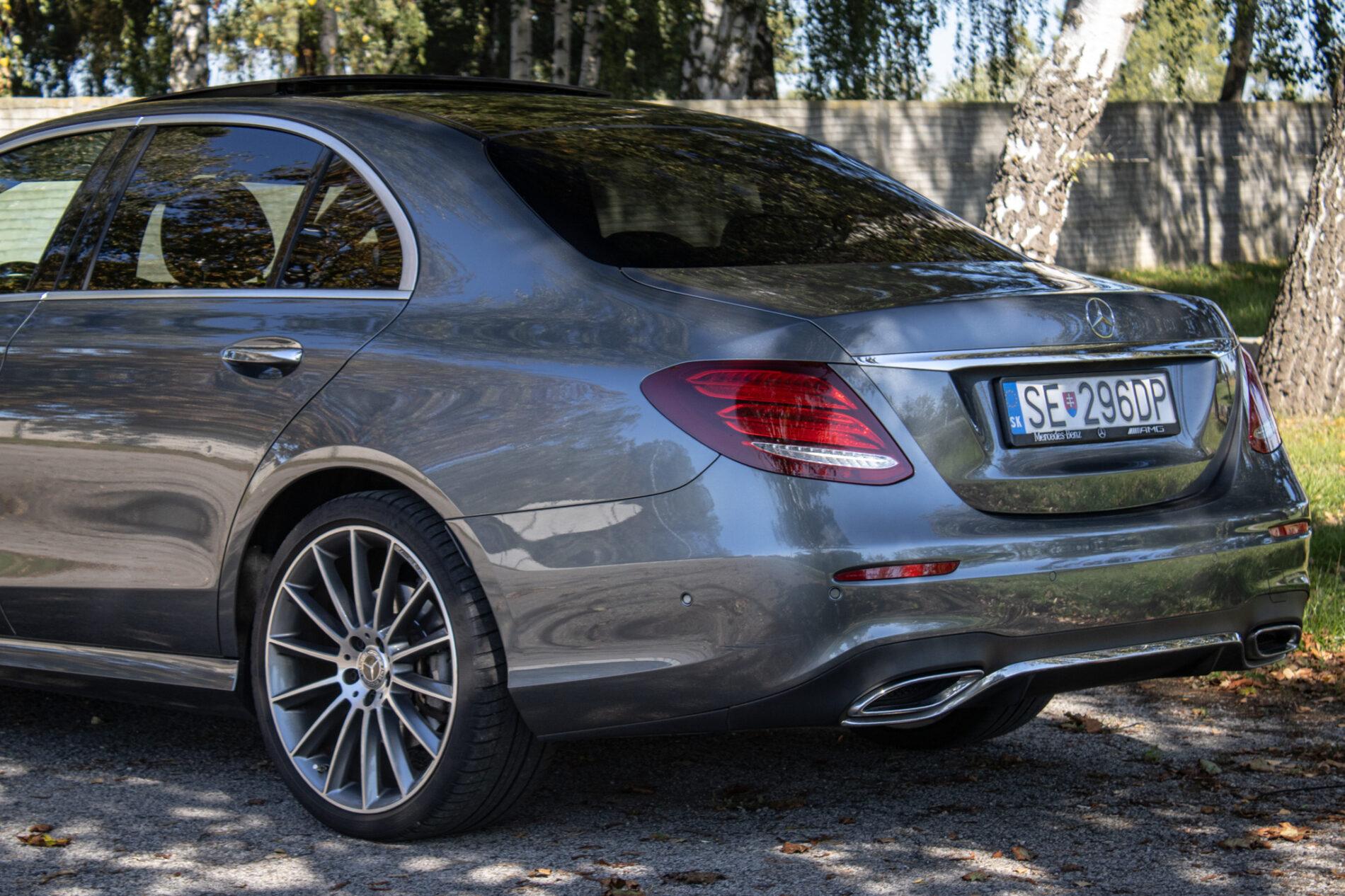2020 Mercedes-Benz E 400d, sivá sedan, 93 682 km