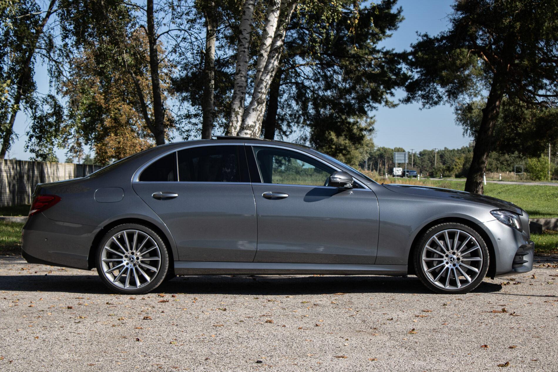 2020 Mercedes-Benz E 400d, sivá sedan, 93 682 km