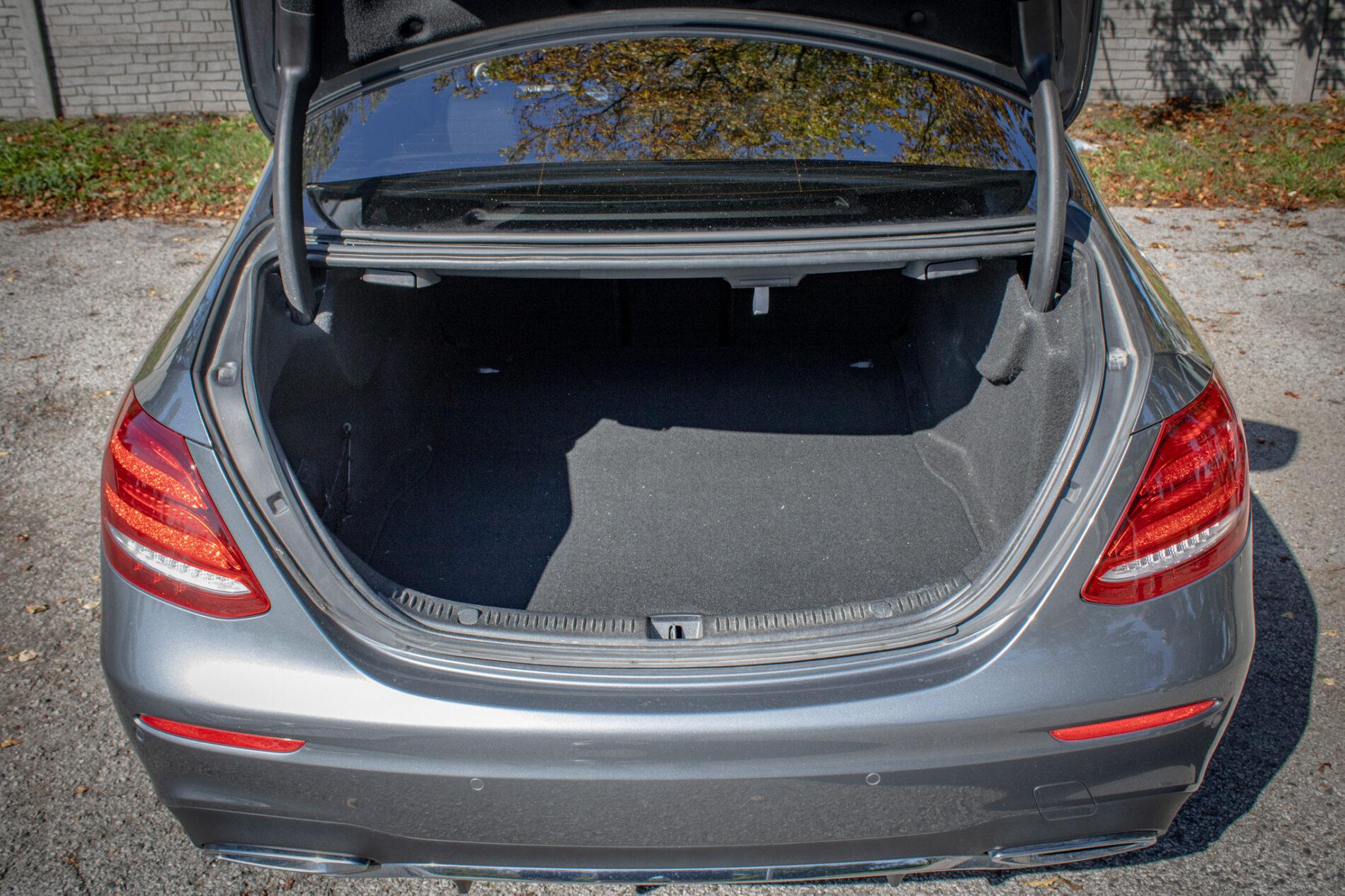 2020 Mercedes-Benz E 400d, sivá sedan, 93 682 km