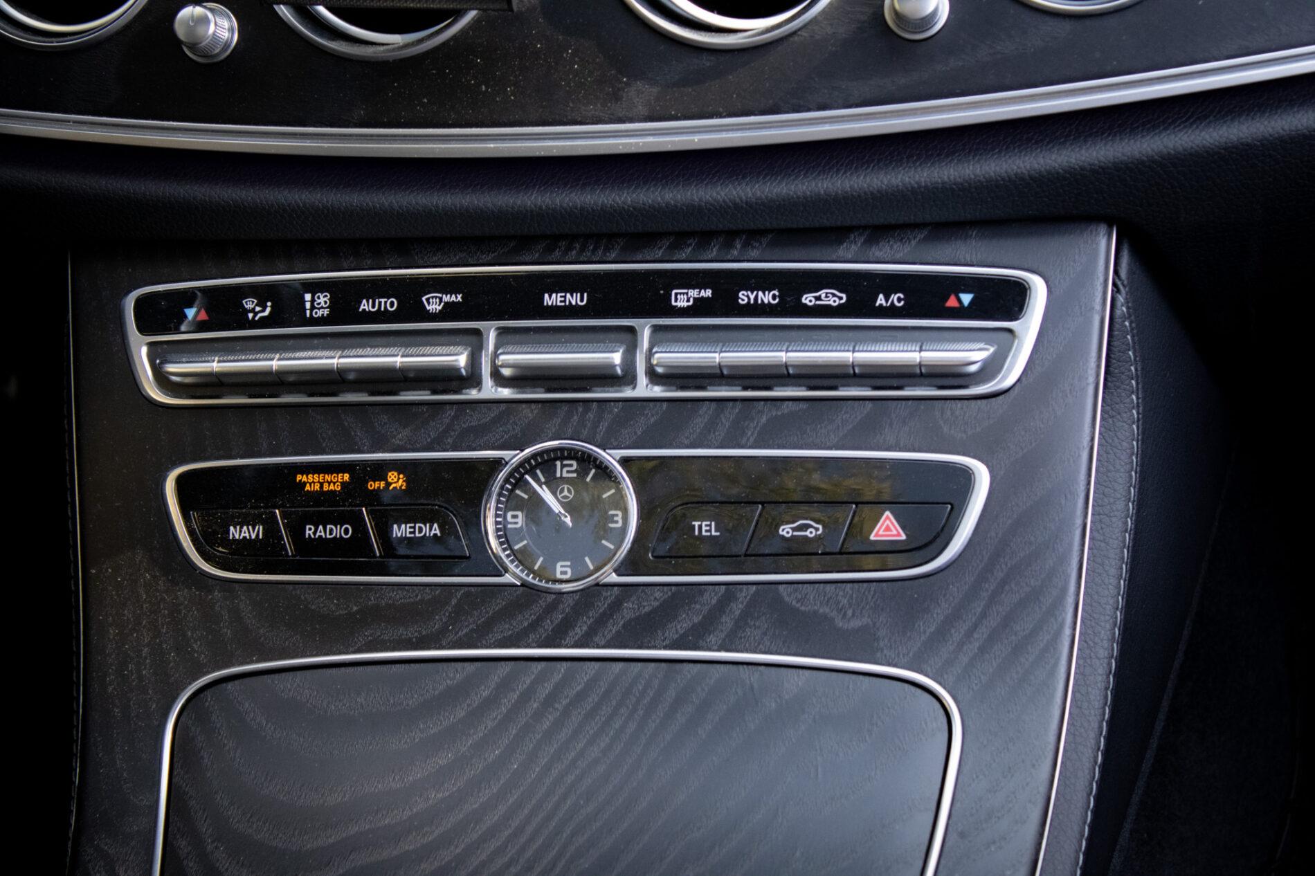 2020 Mercedes-Benz E 400d, sivá sedan, 93 682 km