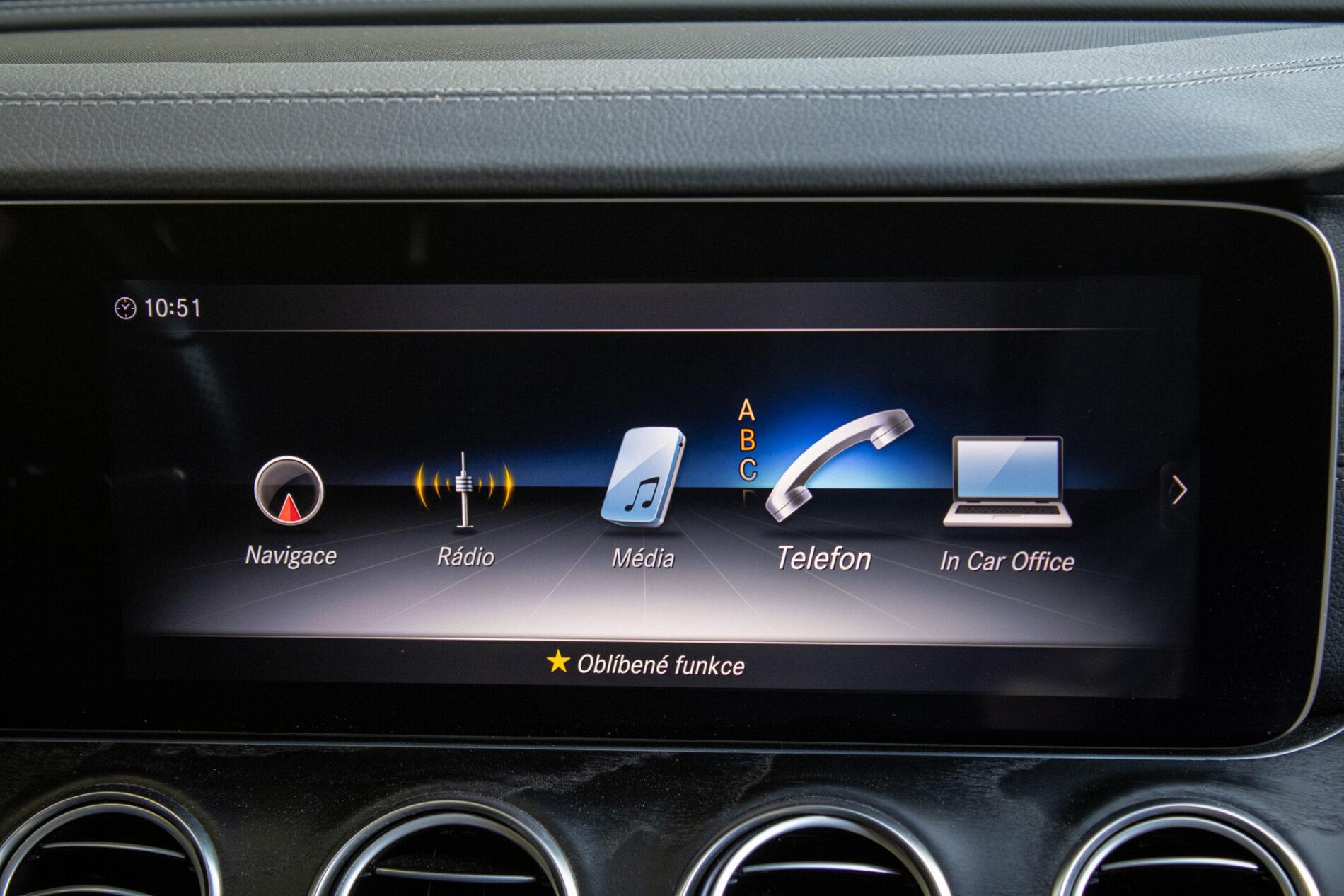 2020 Mercedes-Benz E 400d, sivá sedan, 93 682 km