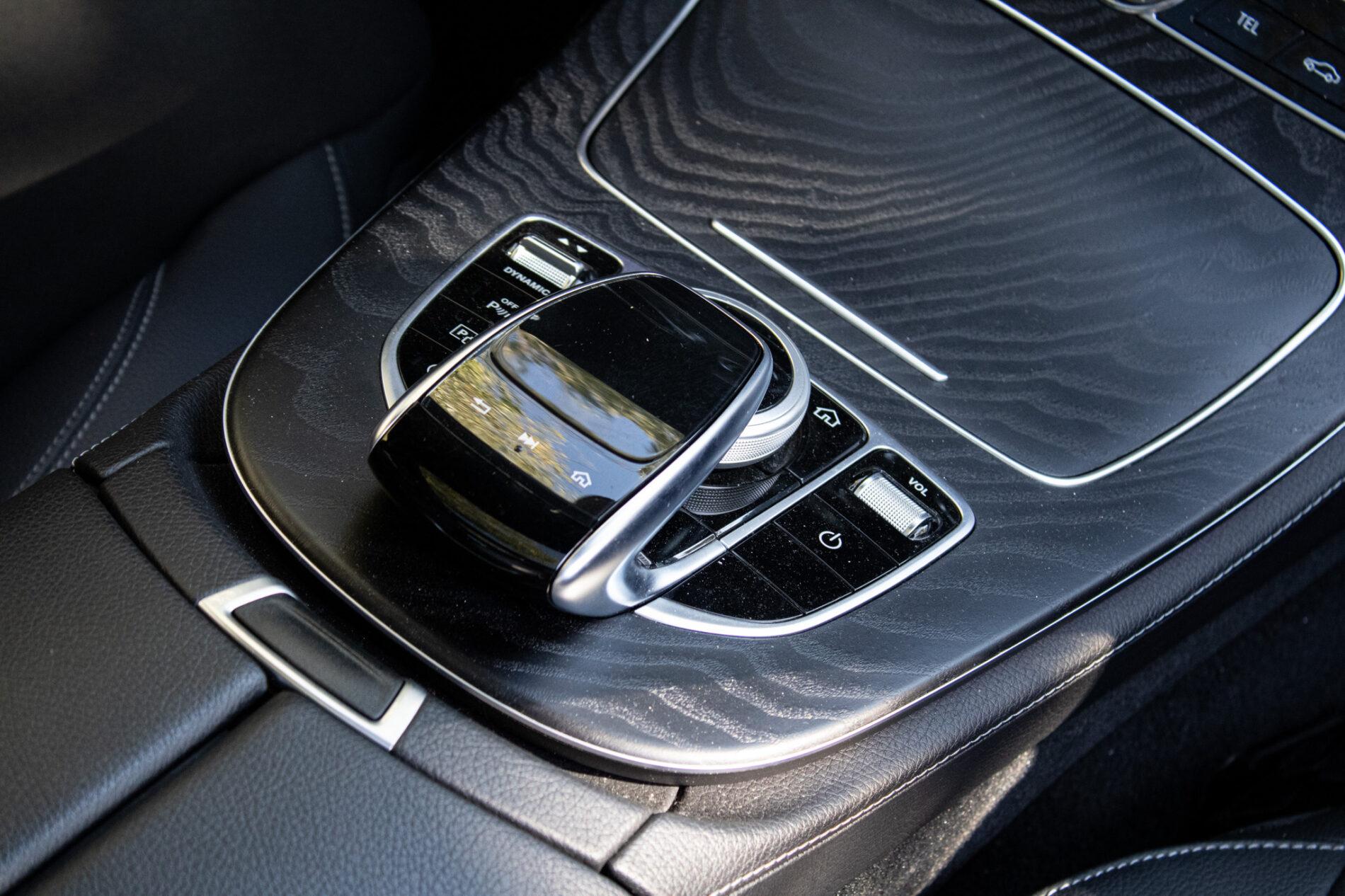 2020 Mercedes-Benz E 400d, sivá sedan, 93 682 km