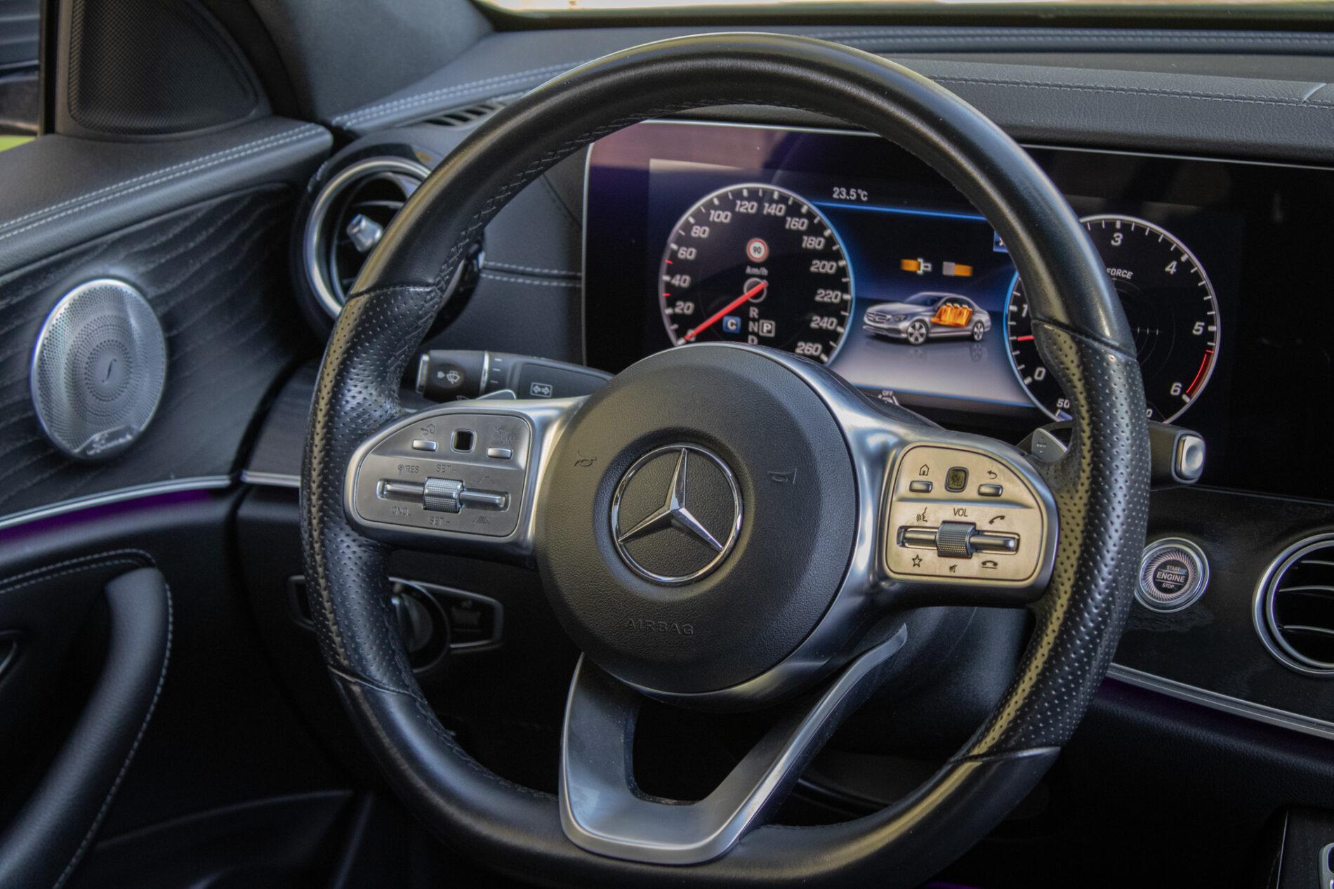 2020 Mercedes-Benz E 400d, sivá sedan, 93 682 km