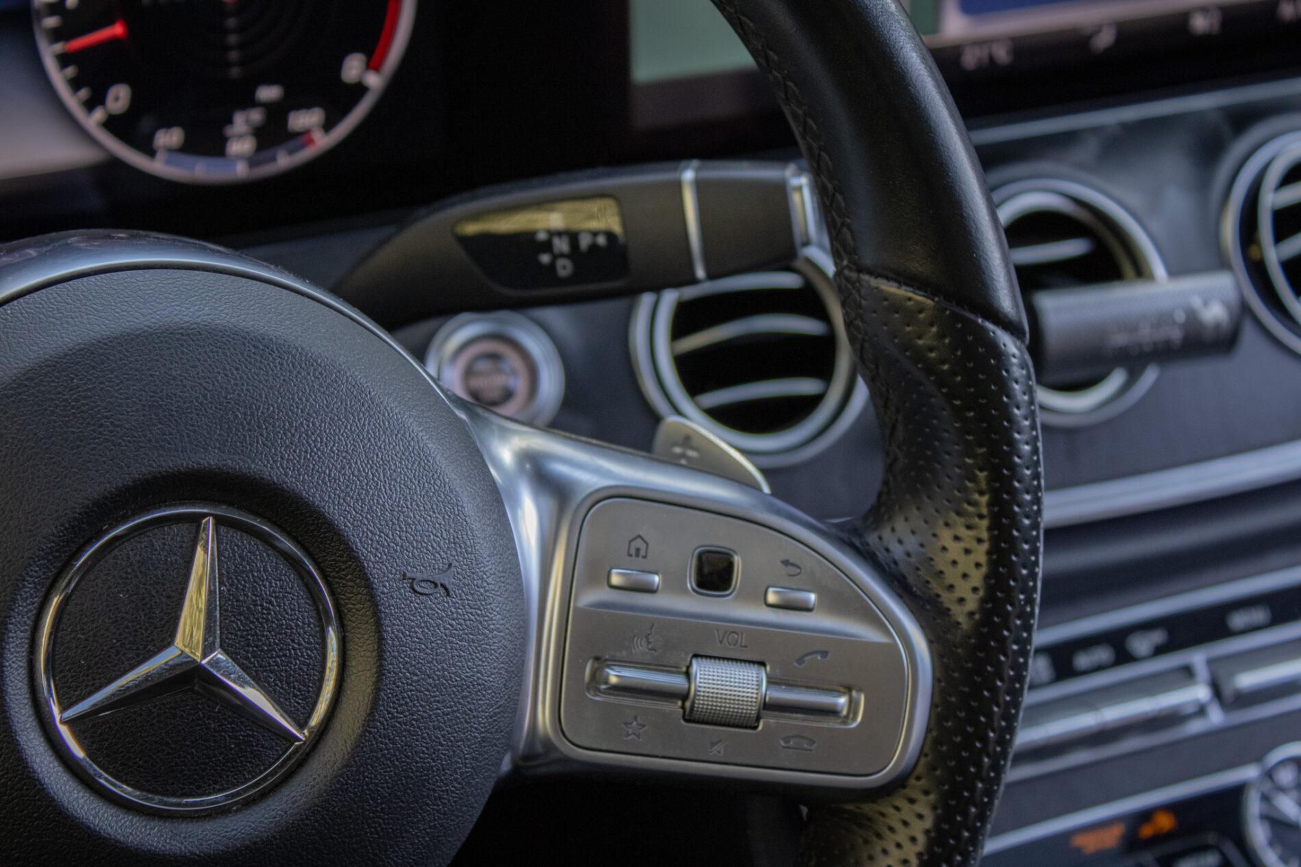 2020 Mercedes-Benz E 400d, sivá sedan, 93 682 km