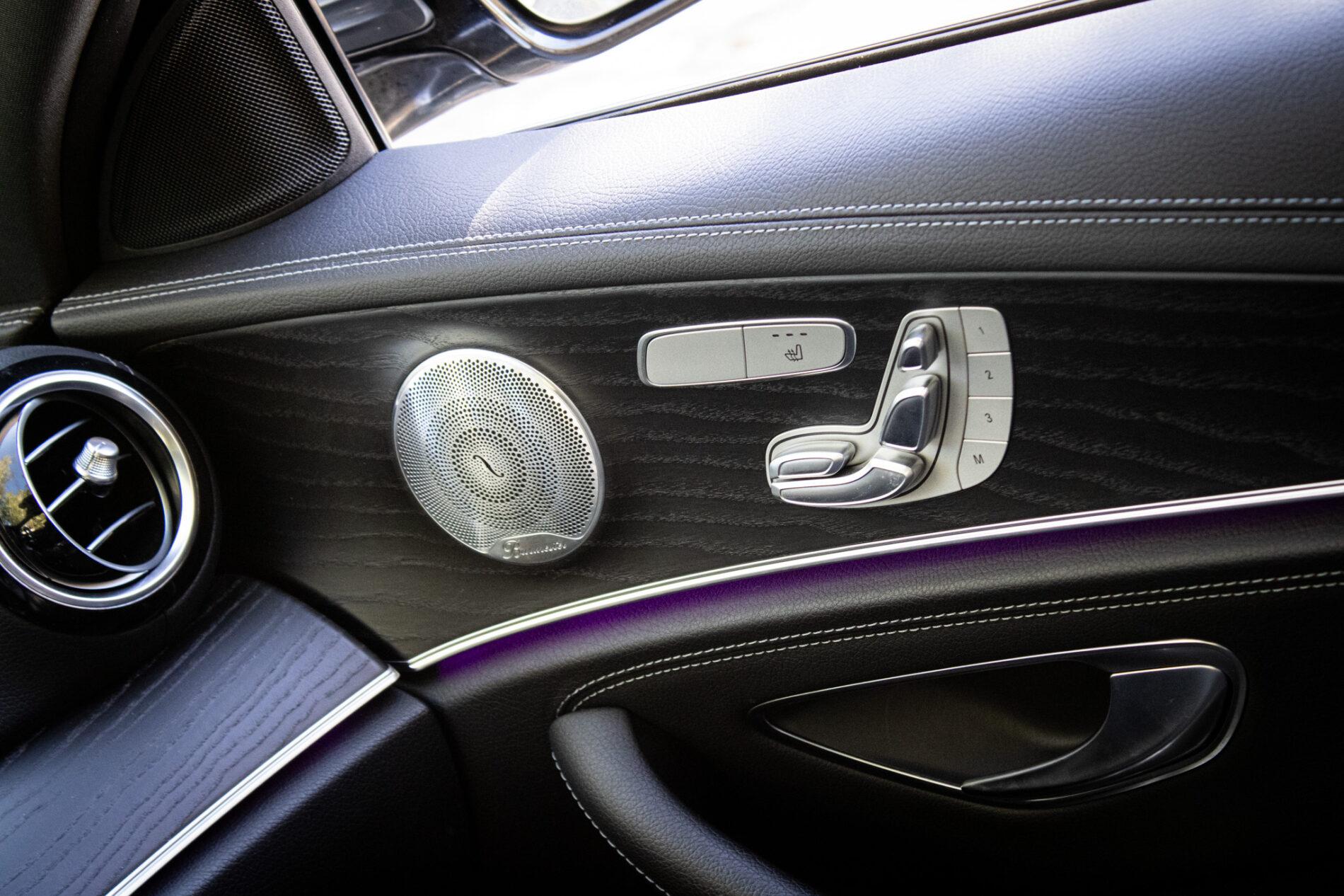 2020 Mercedes-Benz E 400d, sivá sedan, 93 682 km