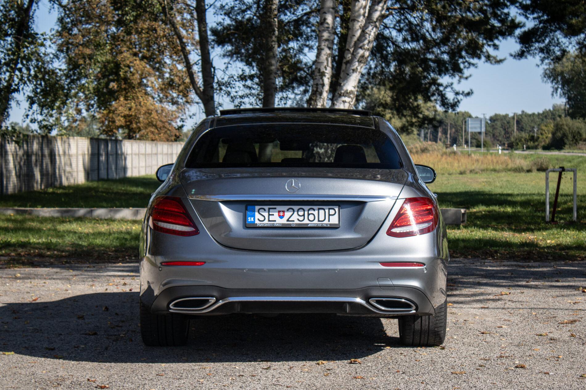 2020 Mercedes-Benz E 400d, sivá sedan, 93 682 km