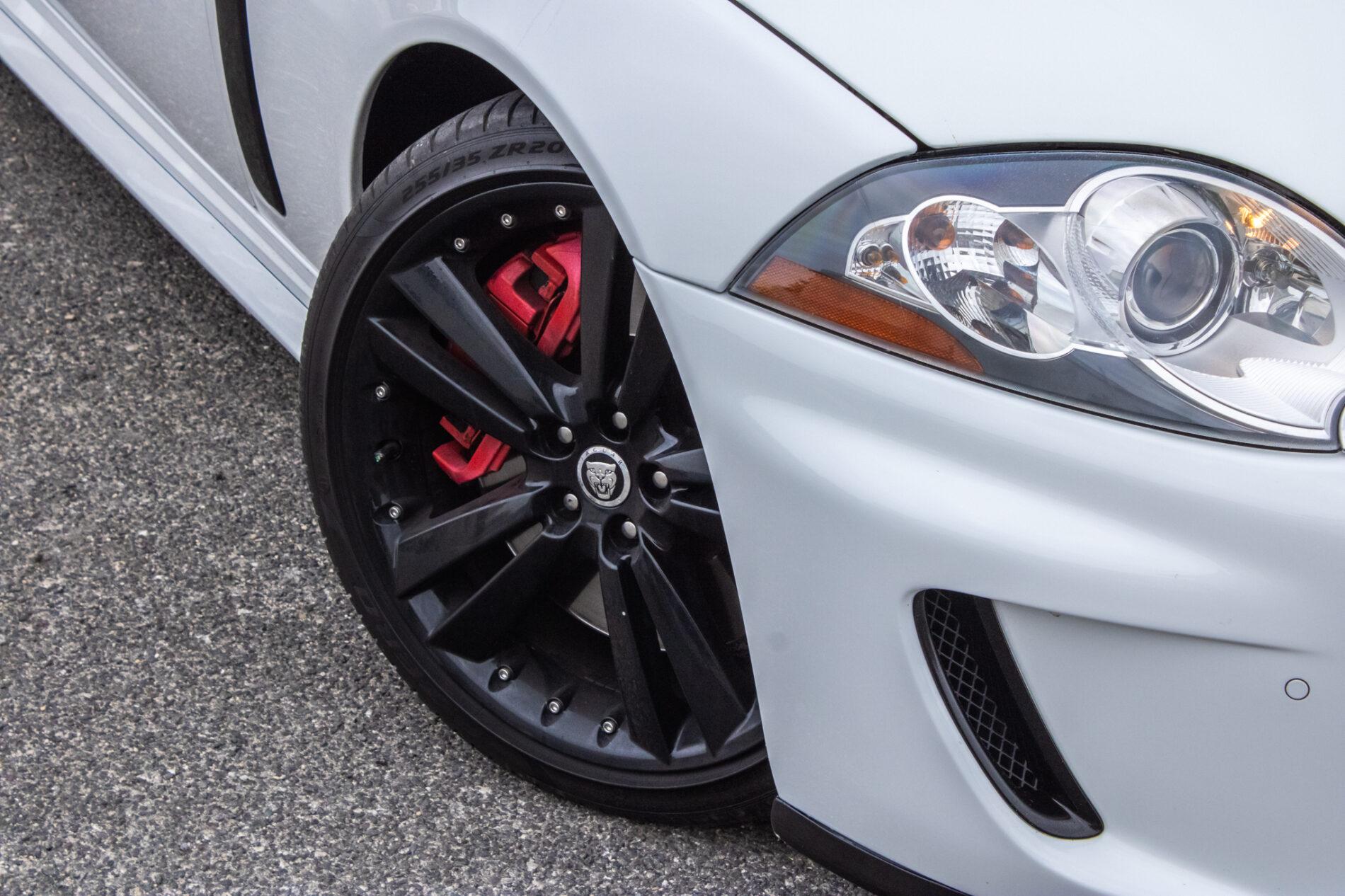 2010 Jaguar XKR, biela kupé, 126 966 km