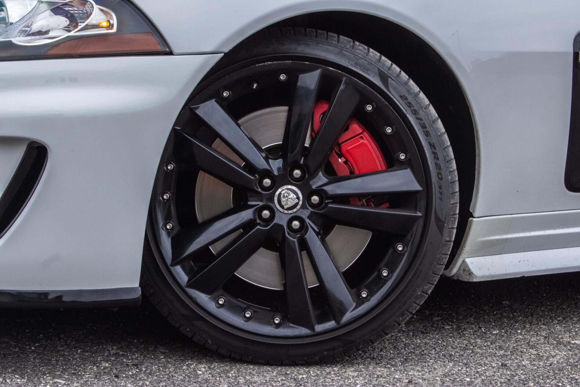 2010 Jaguar XKR, biela kupé, 126 966 km