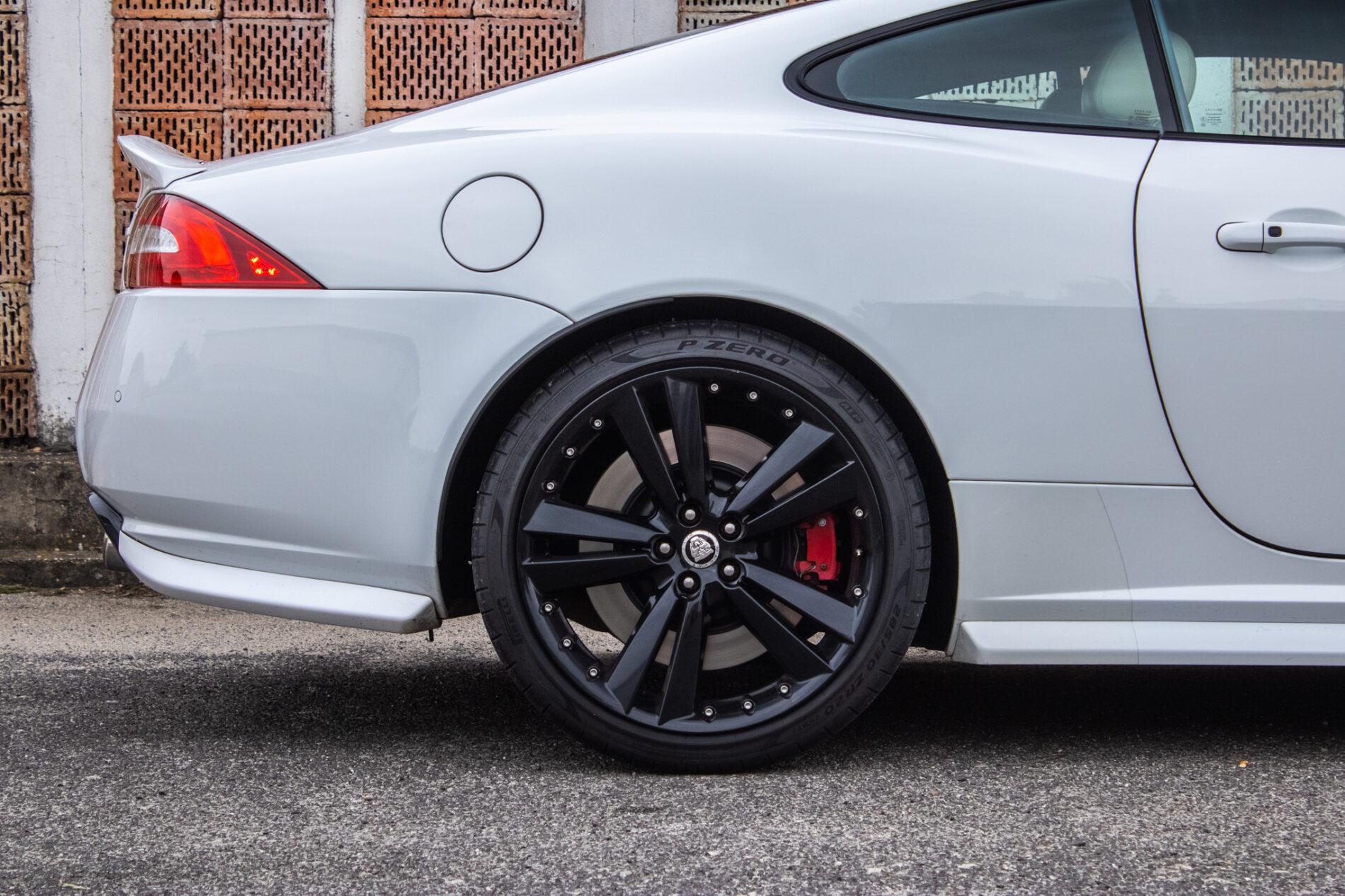 2010 Jaguar XKR, biela kupé, 126 966 km